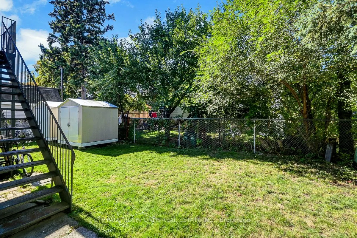 922 Pinewood Crescent