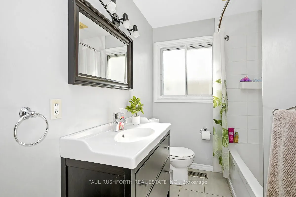 922 Pinewood Crescent