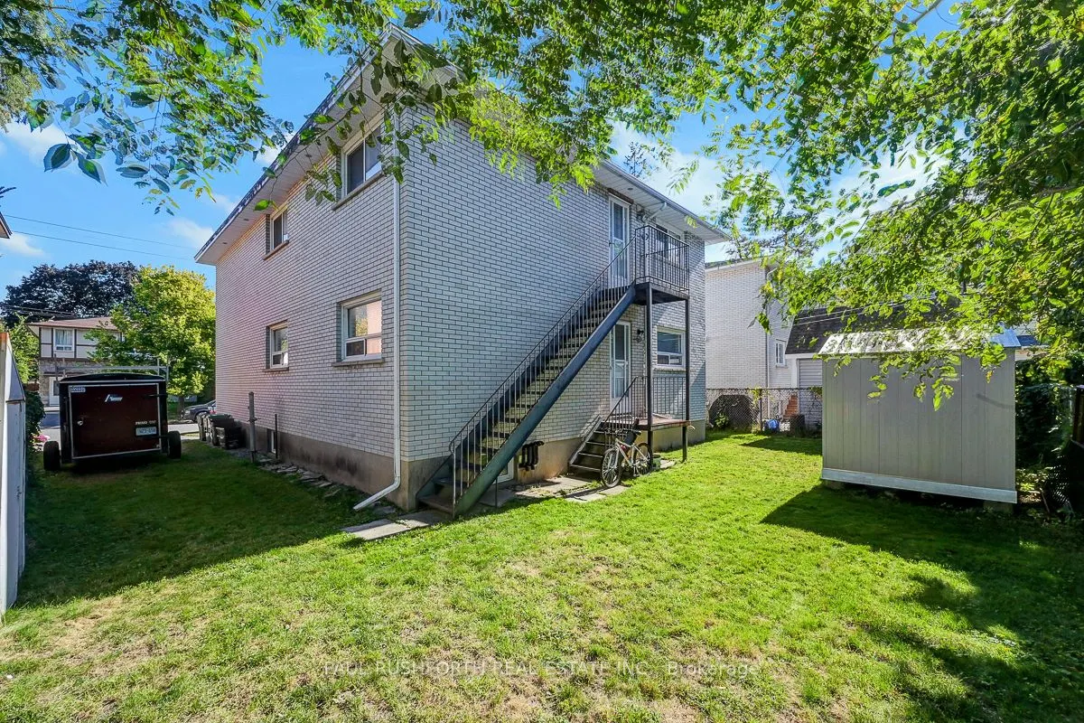 922 Pinewood Crescent
