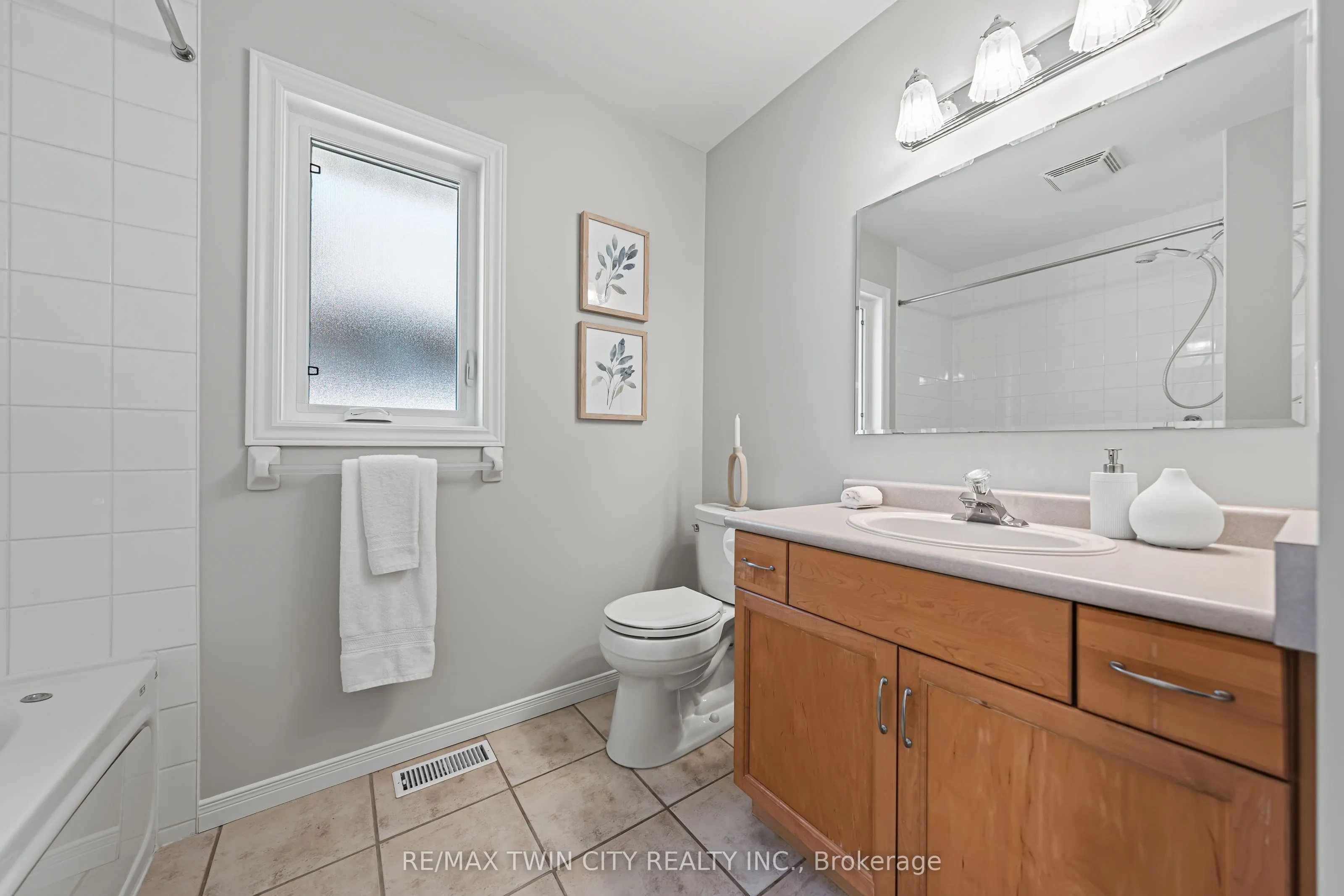 432 Sandbanks Crescent