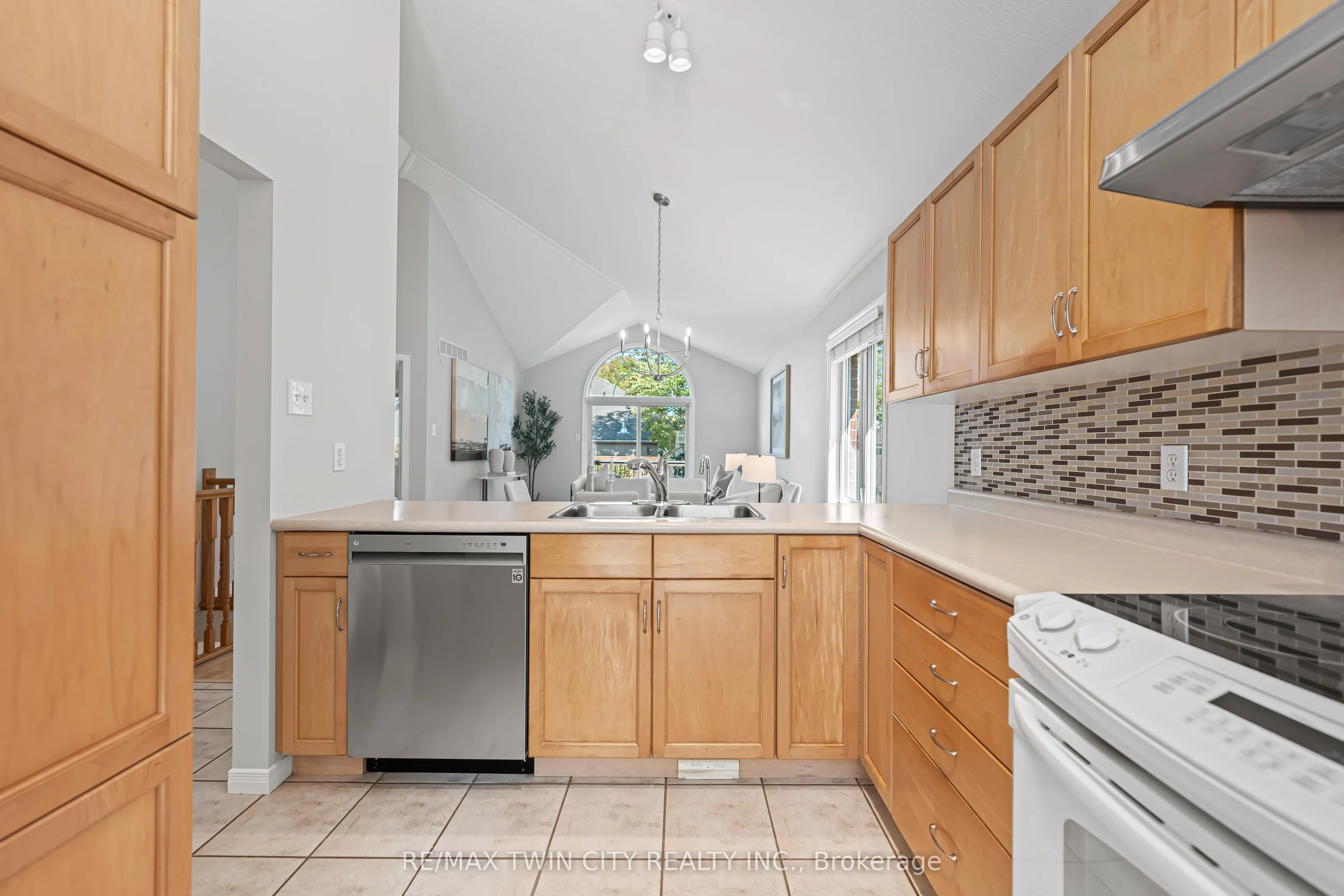 432 Sandbanks Crescent
