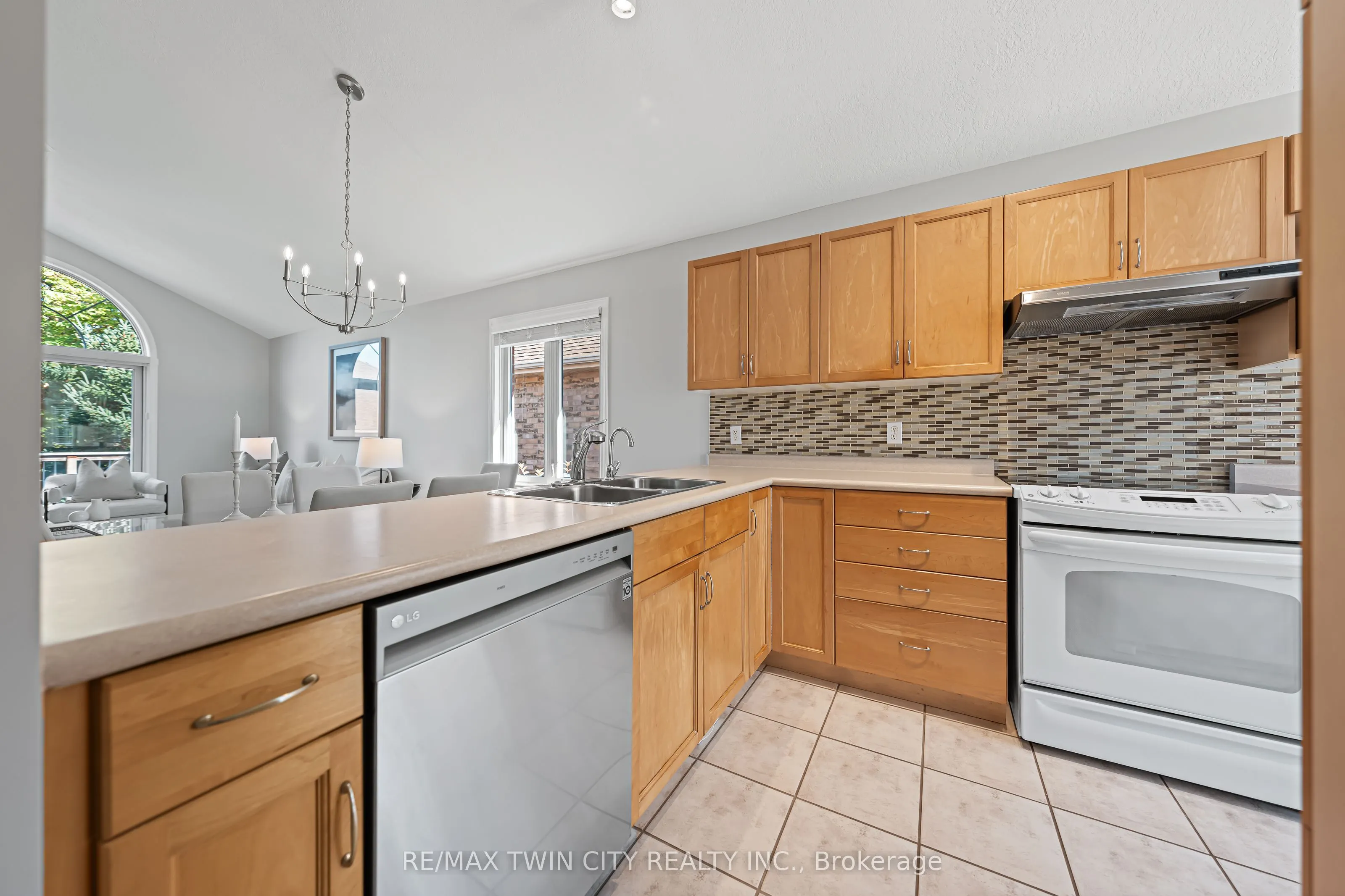 432 Sandbanks Crescent