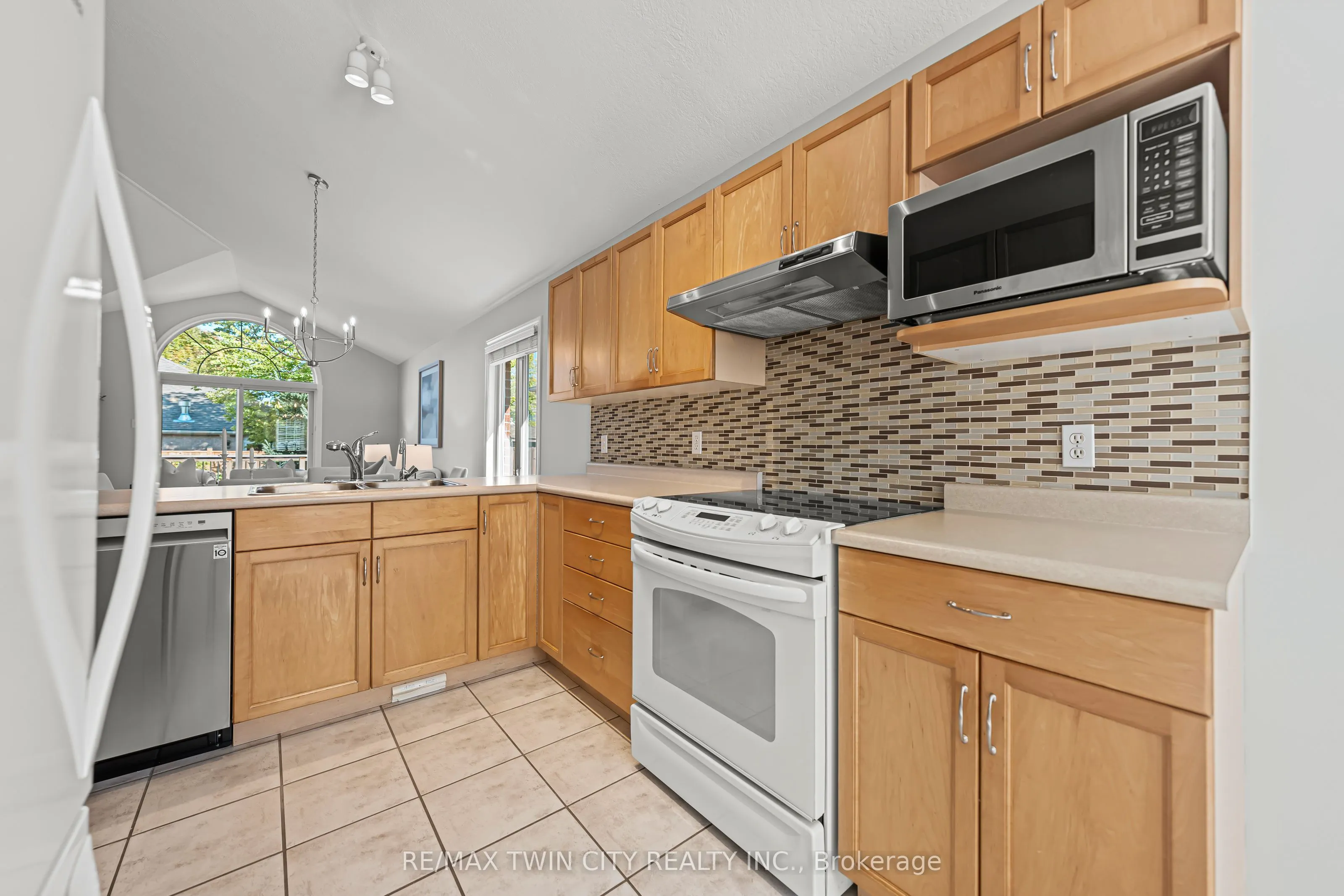 432 Sandbanks Crescent