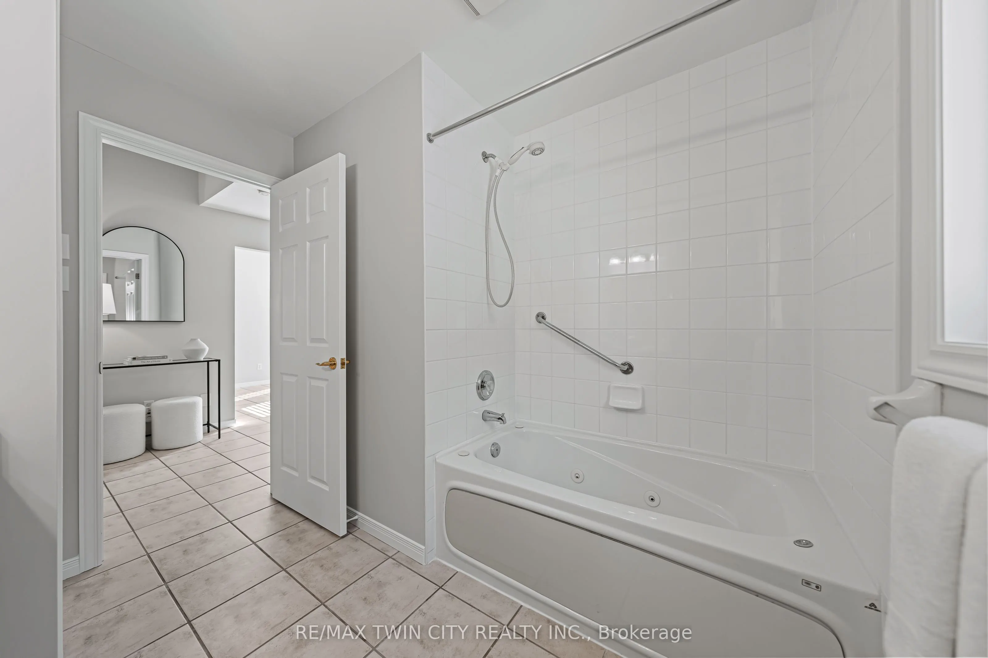 432 Sandbanks Crescent