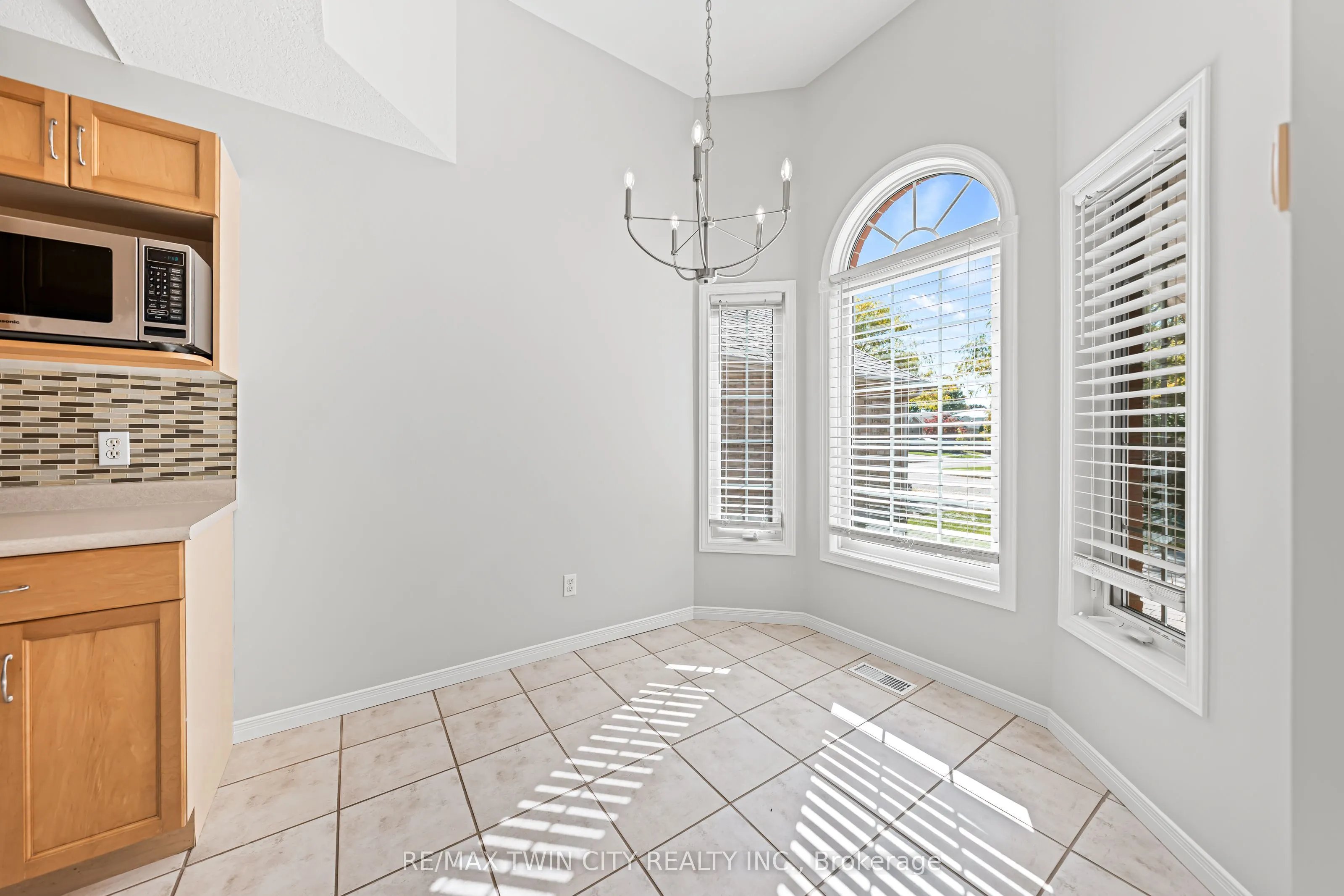 432 Sandbanks Crescent