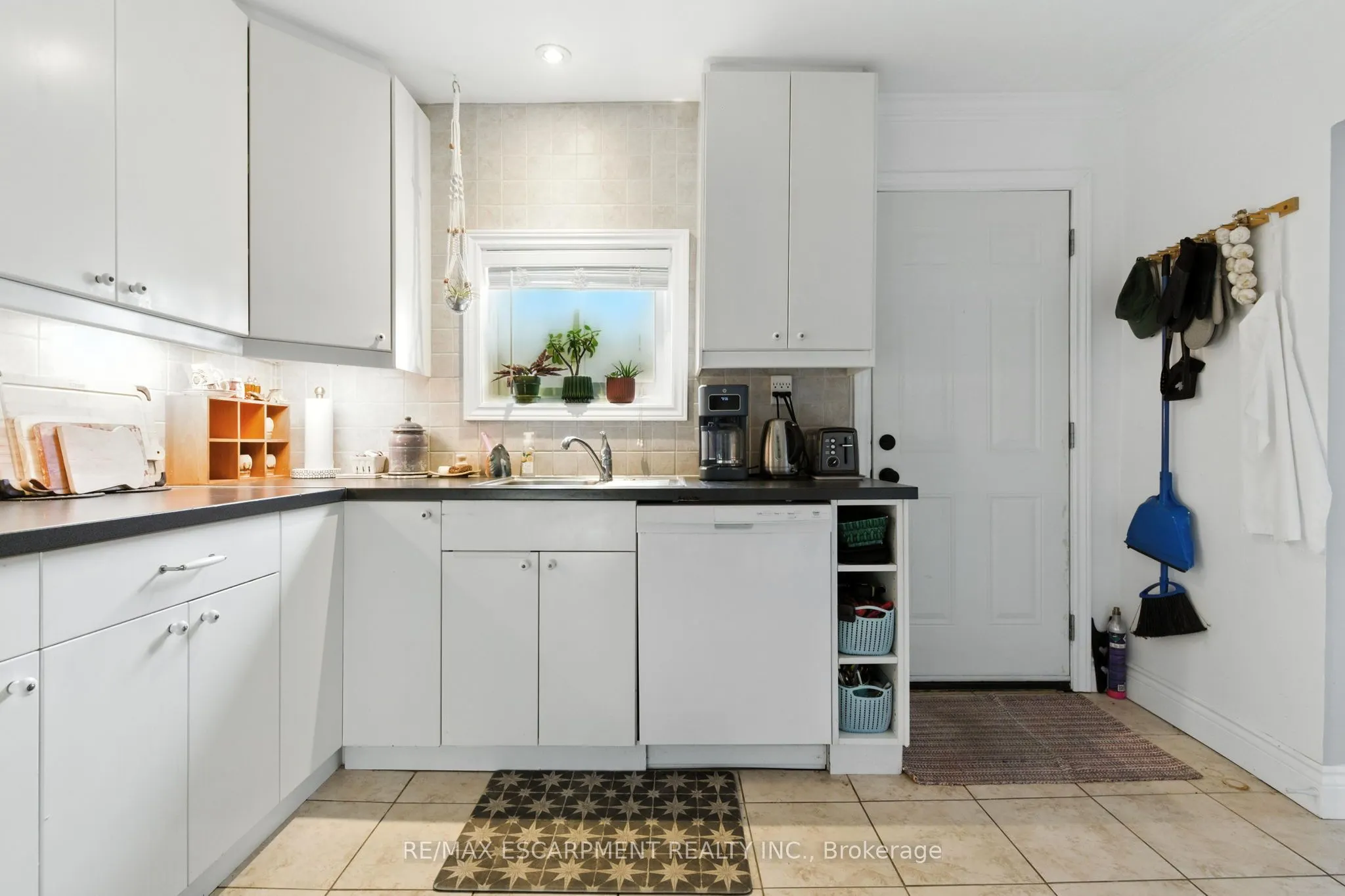 346 Hunter Street W