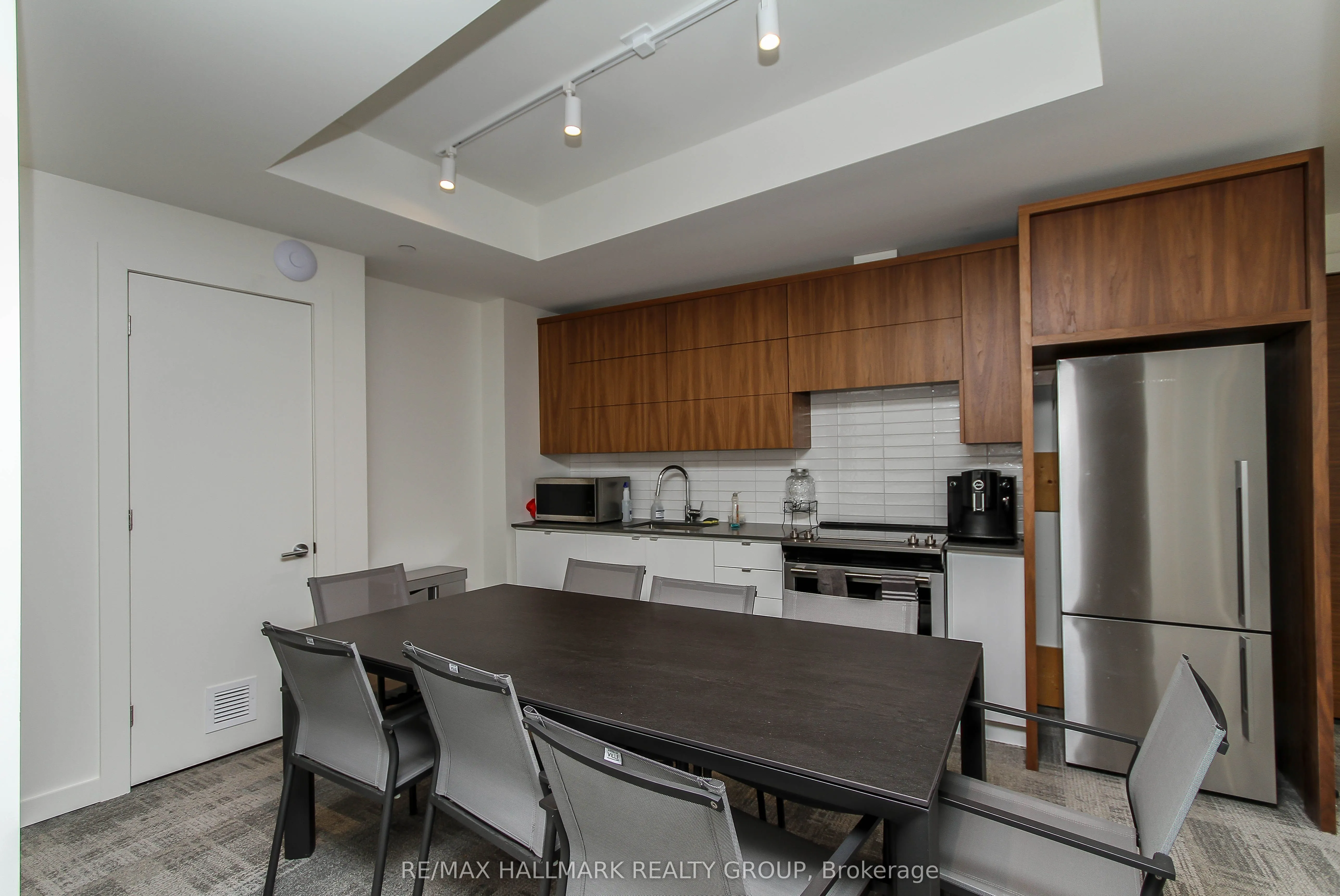 135 Barrette Street, #409