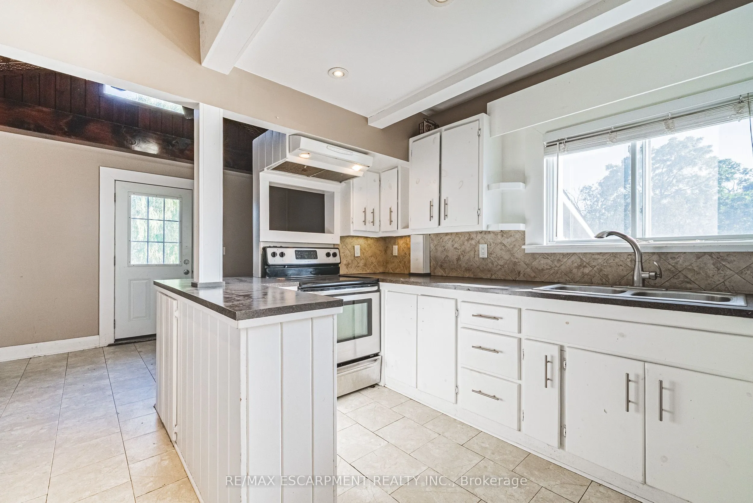 9589 Wellington 124 Road