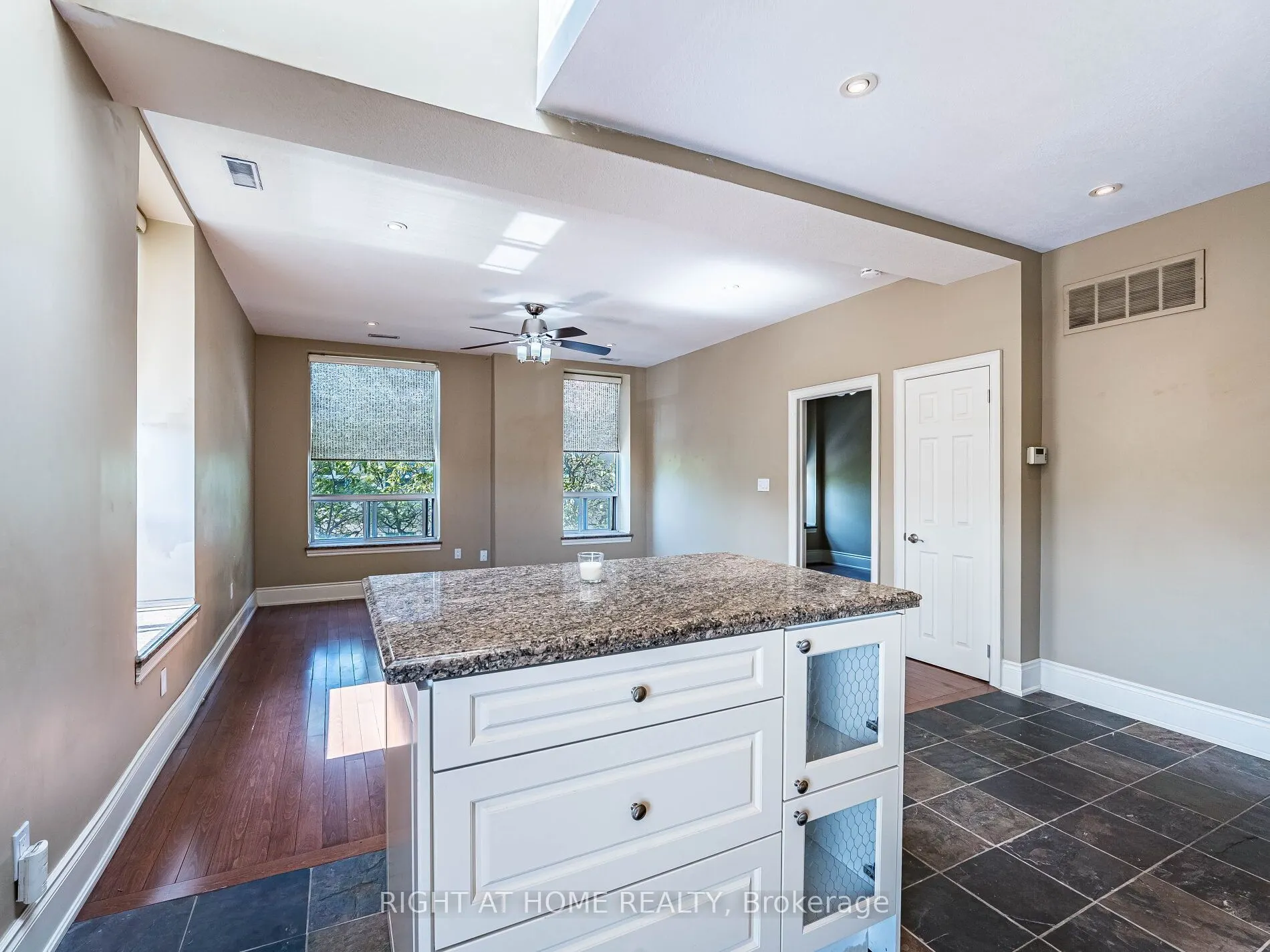 283 King Street E, #302