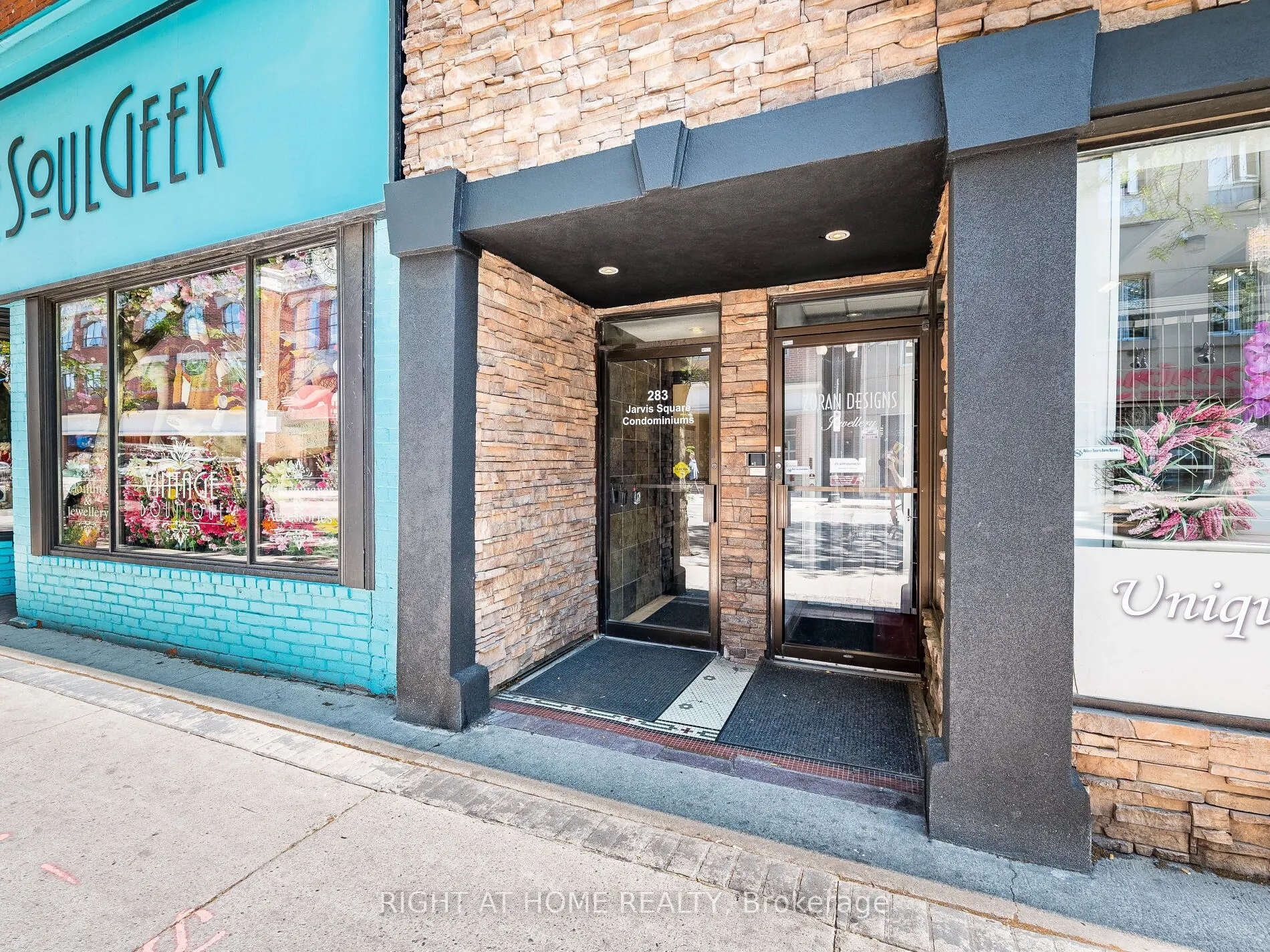 283 King Street E, #302