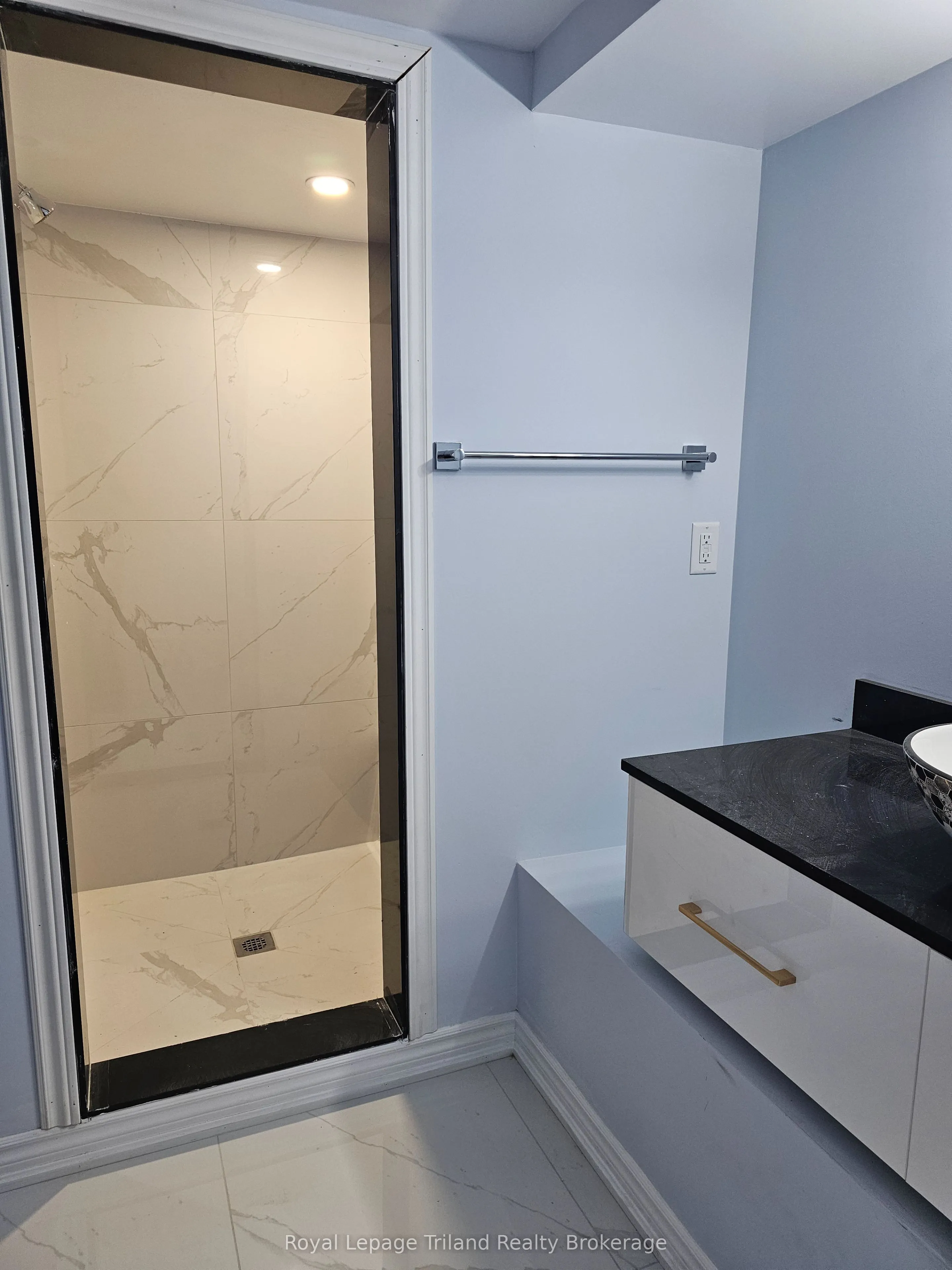 565 Peel Street, #4