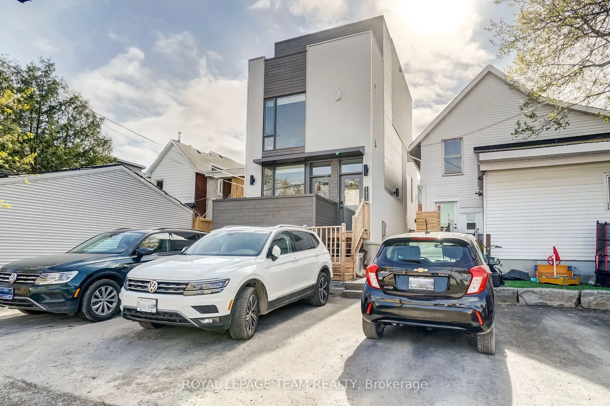 125 CARRUTHERS Avenue