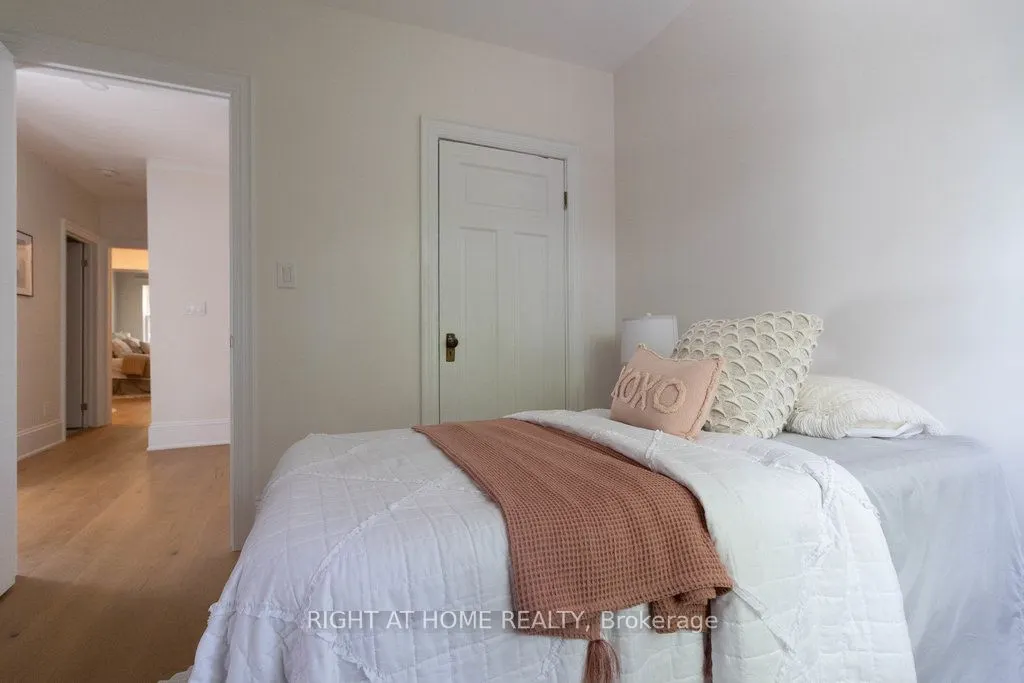 24 Strathcona Avenue S