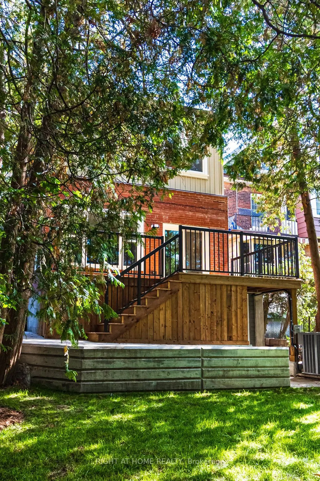 24 Strathcona Avenue S
