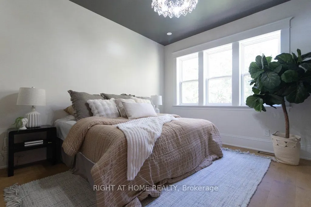 24 Strathcona Avenue S