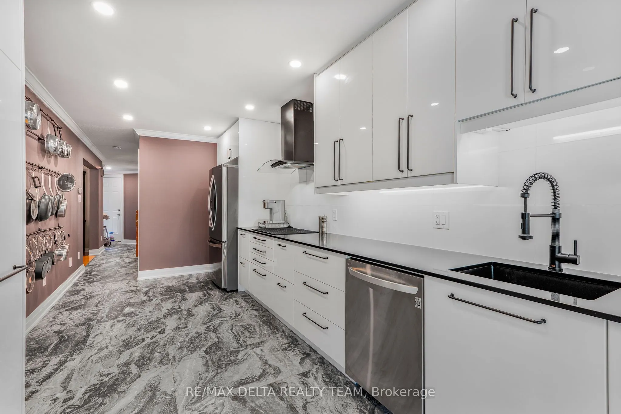 18 LONGSHIRE Circle