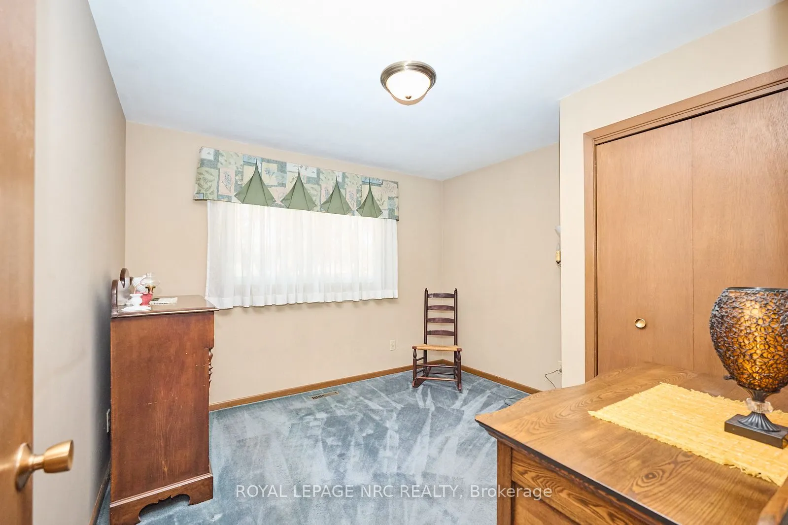 8 La Salle Drive
