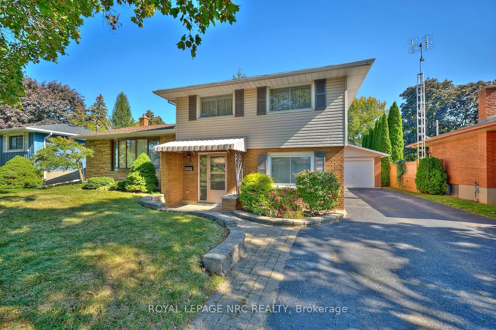 8 La Salle Drive