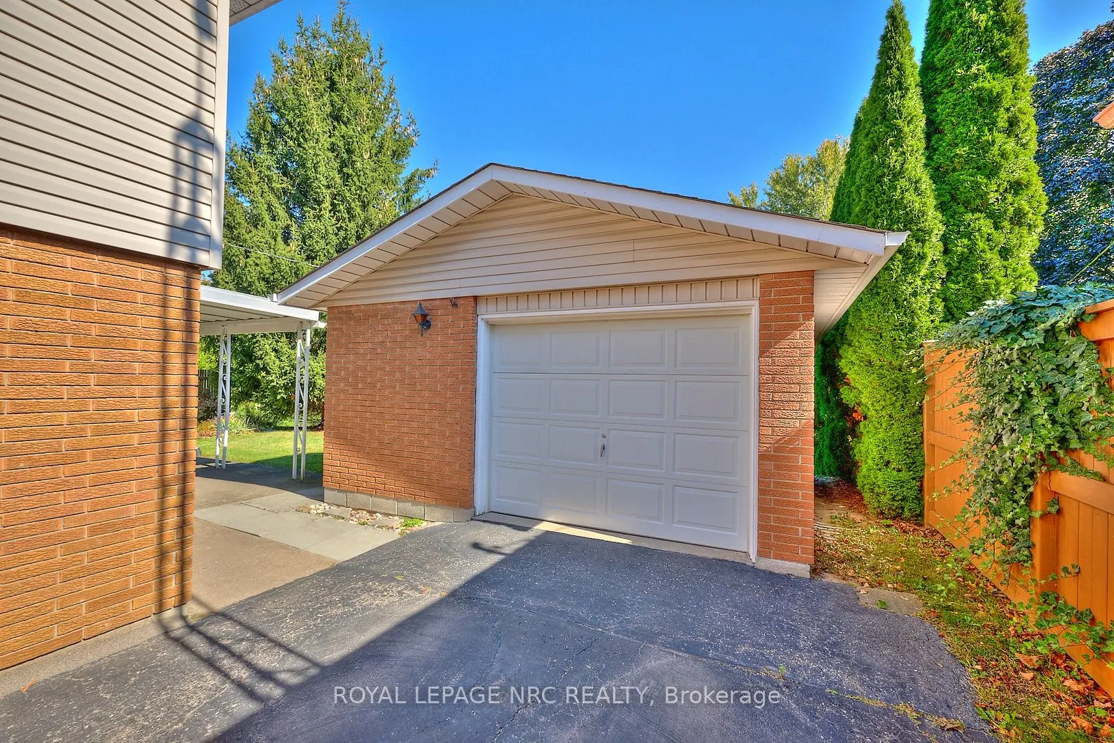 8 La Salle Drive