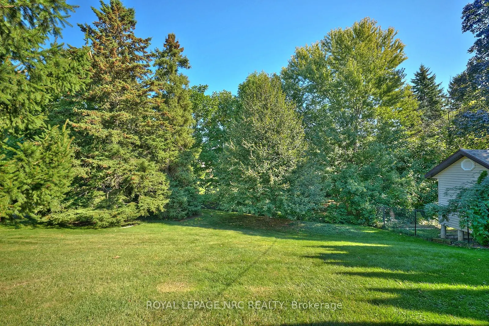 8 La Salle Drive
