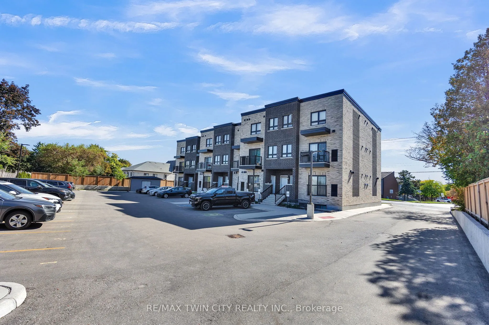 600 Victoria Street S, #23