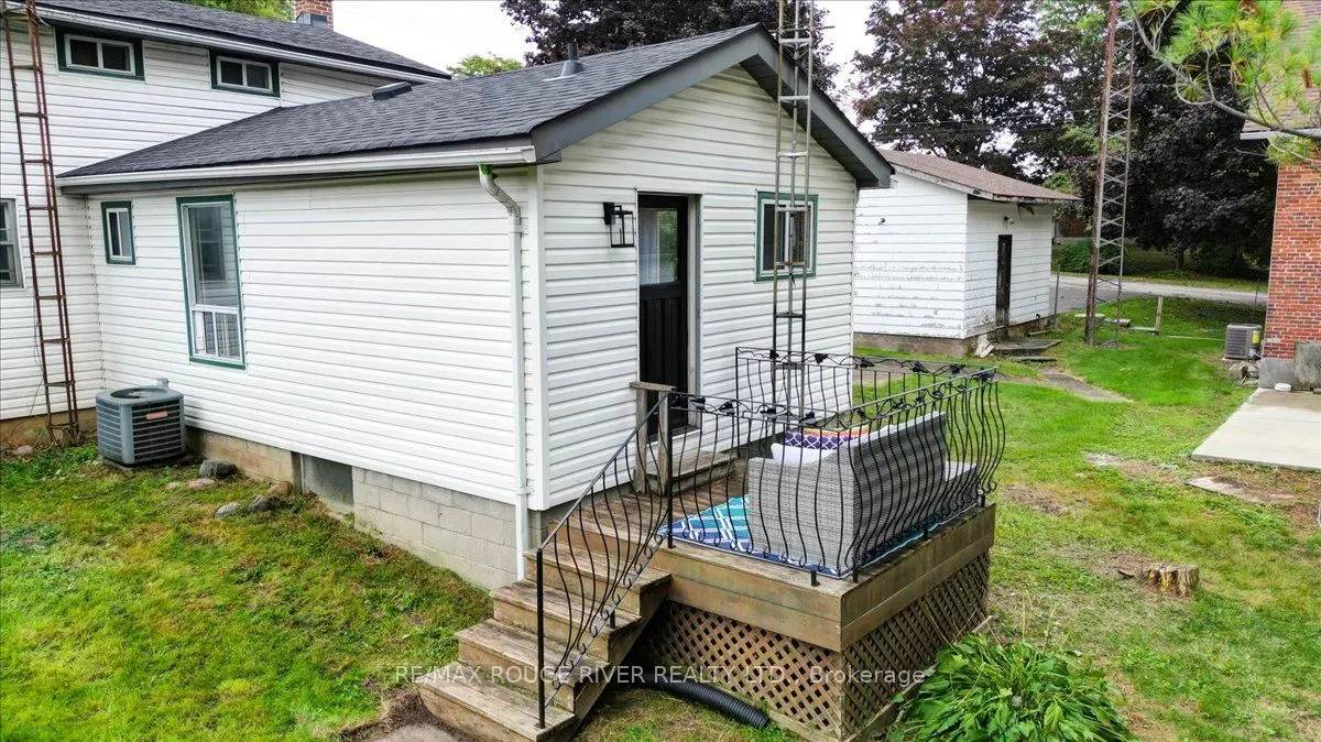232 Lyle Street N