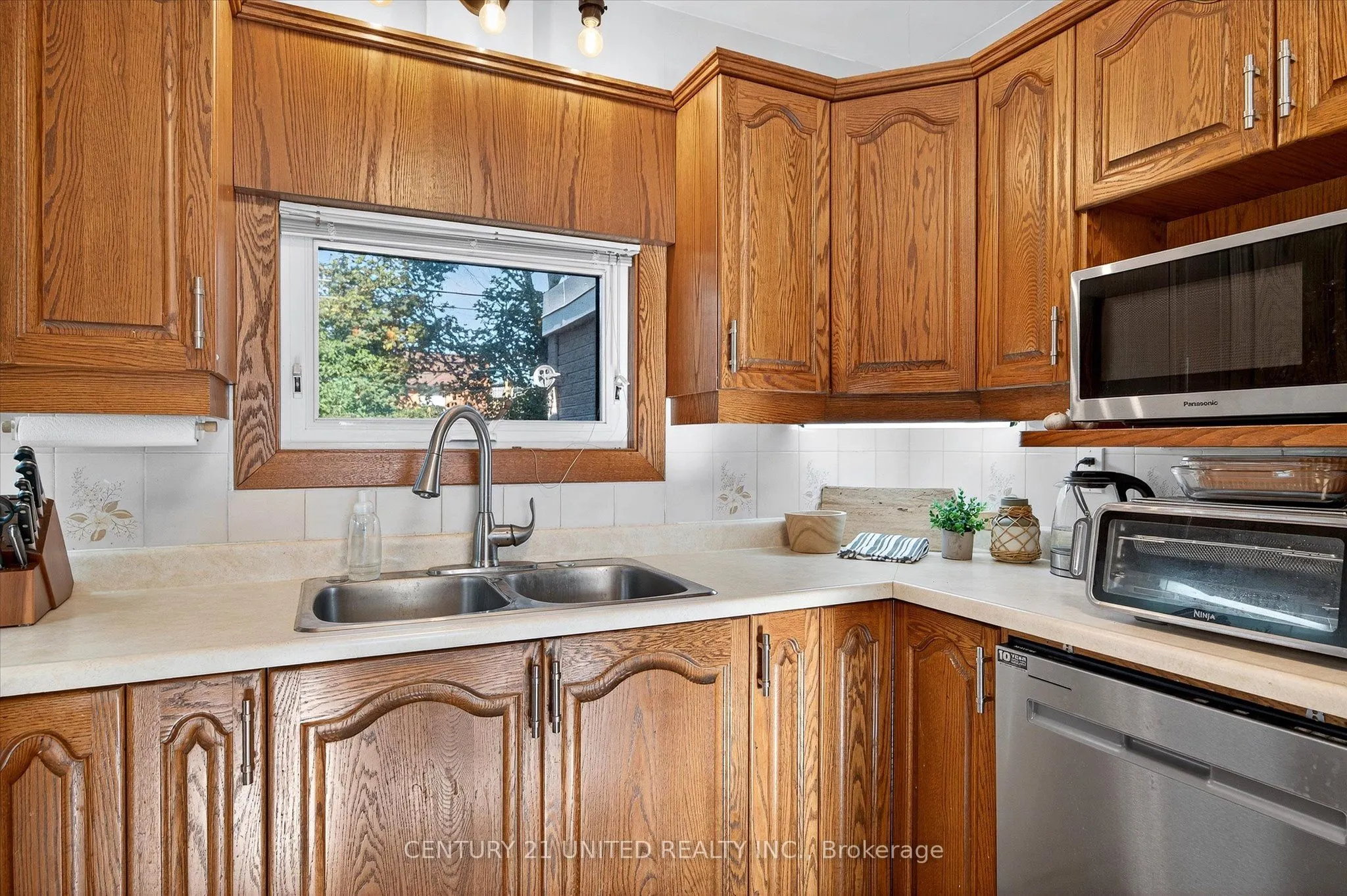 1037 Glebemount Crescent