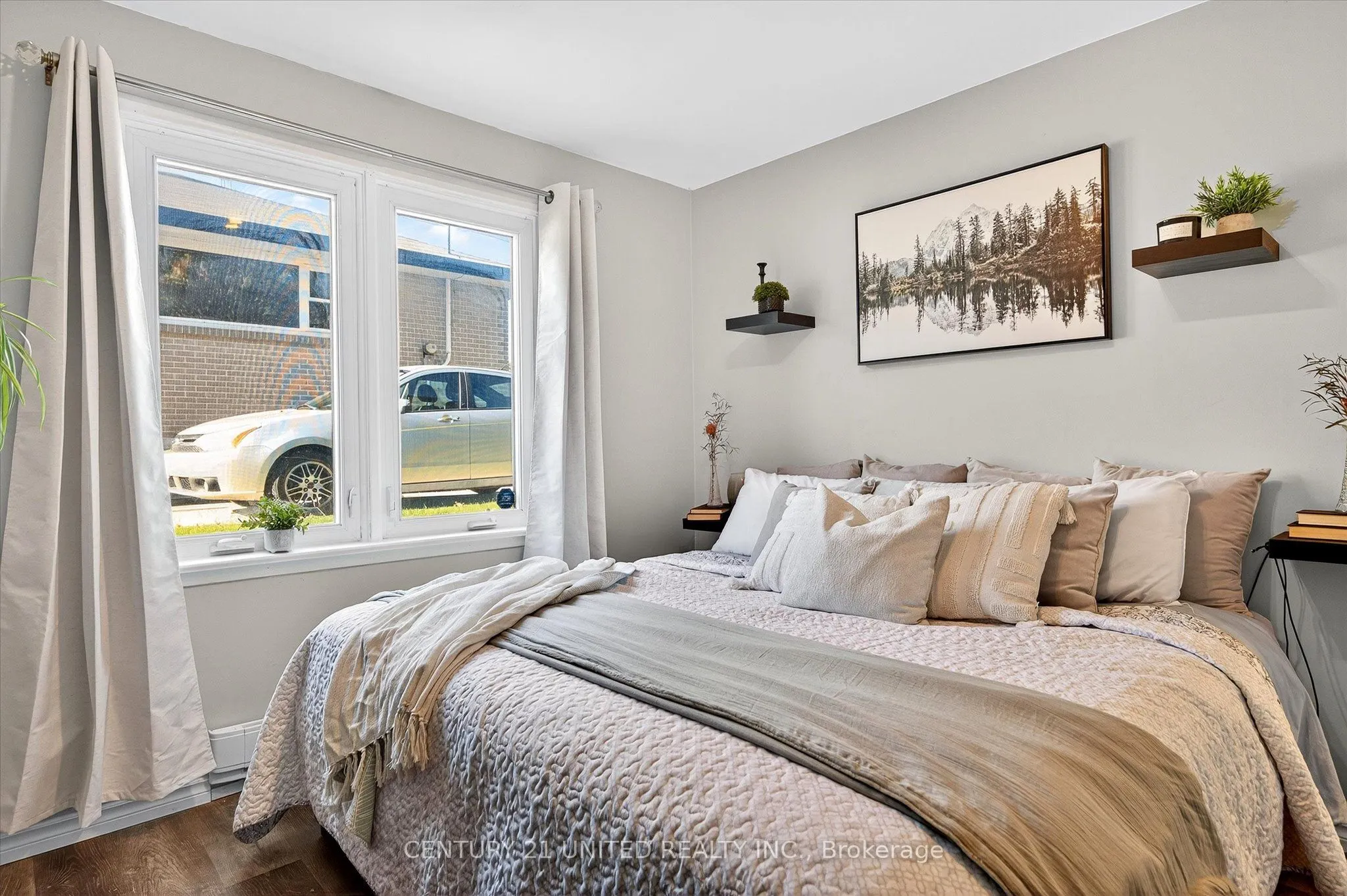1037 Glebemount Crescent