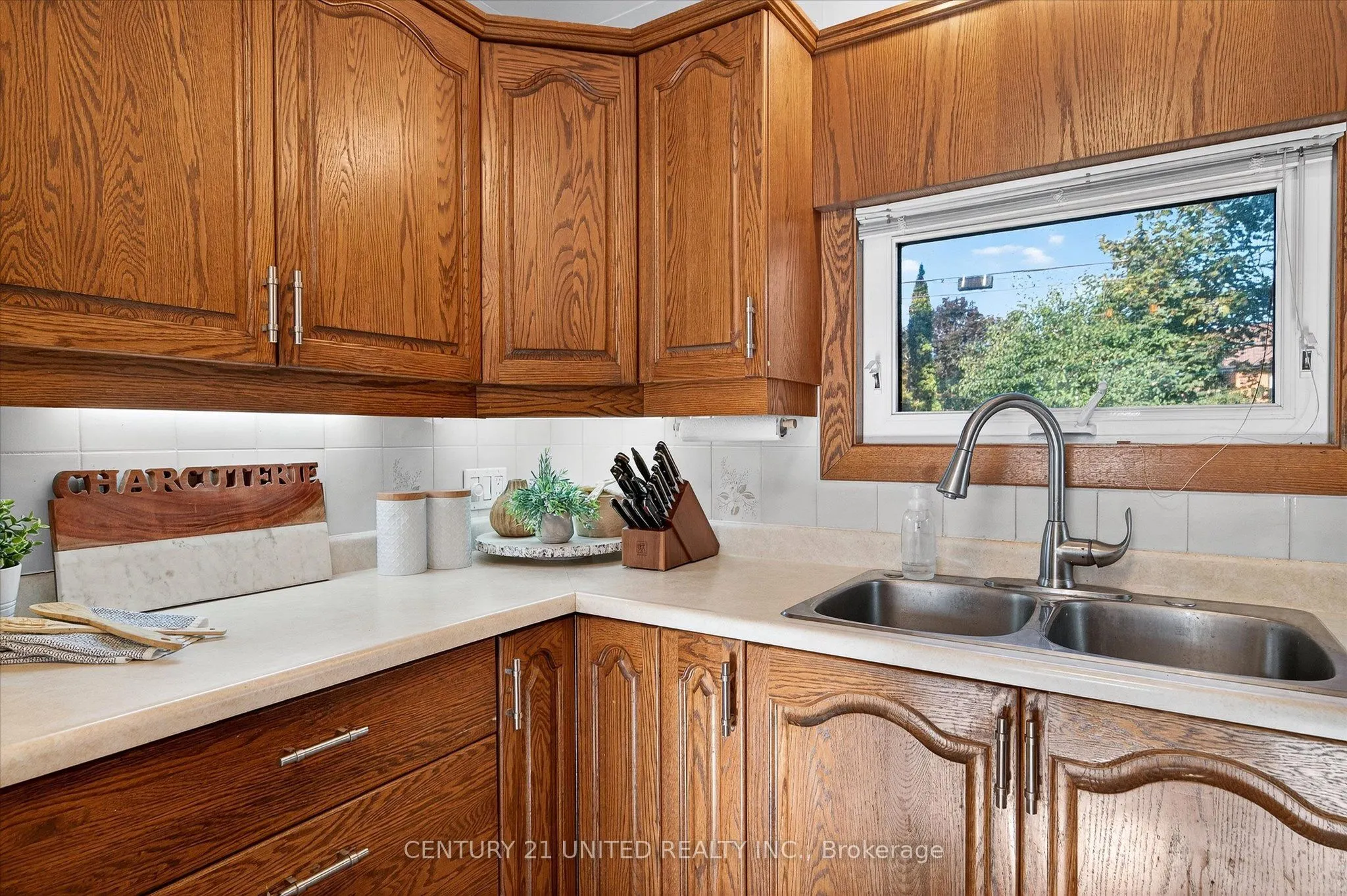 1037 Glebemount Crescent