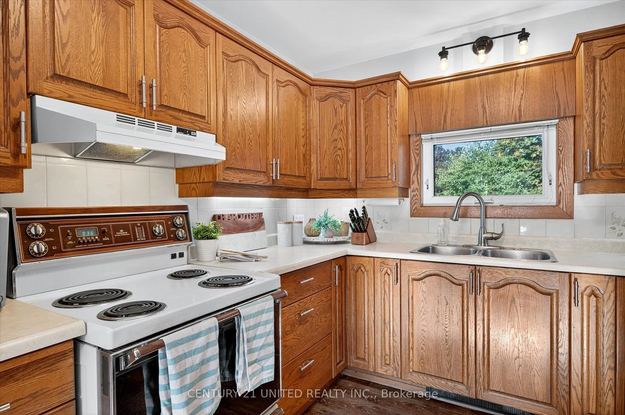 1037 Glebemount Crescent
