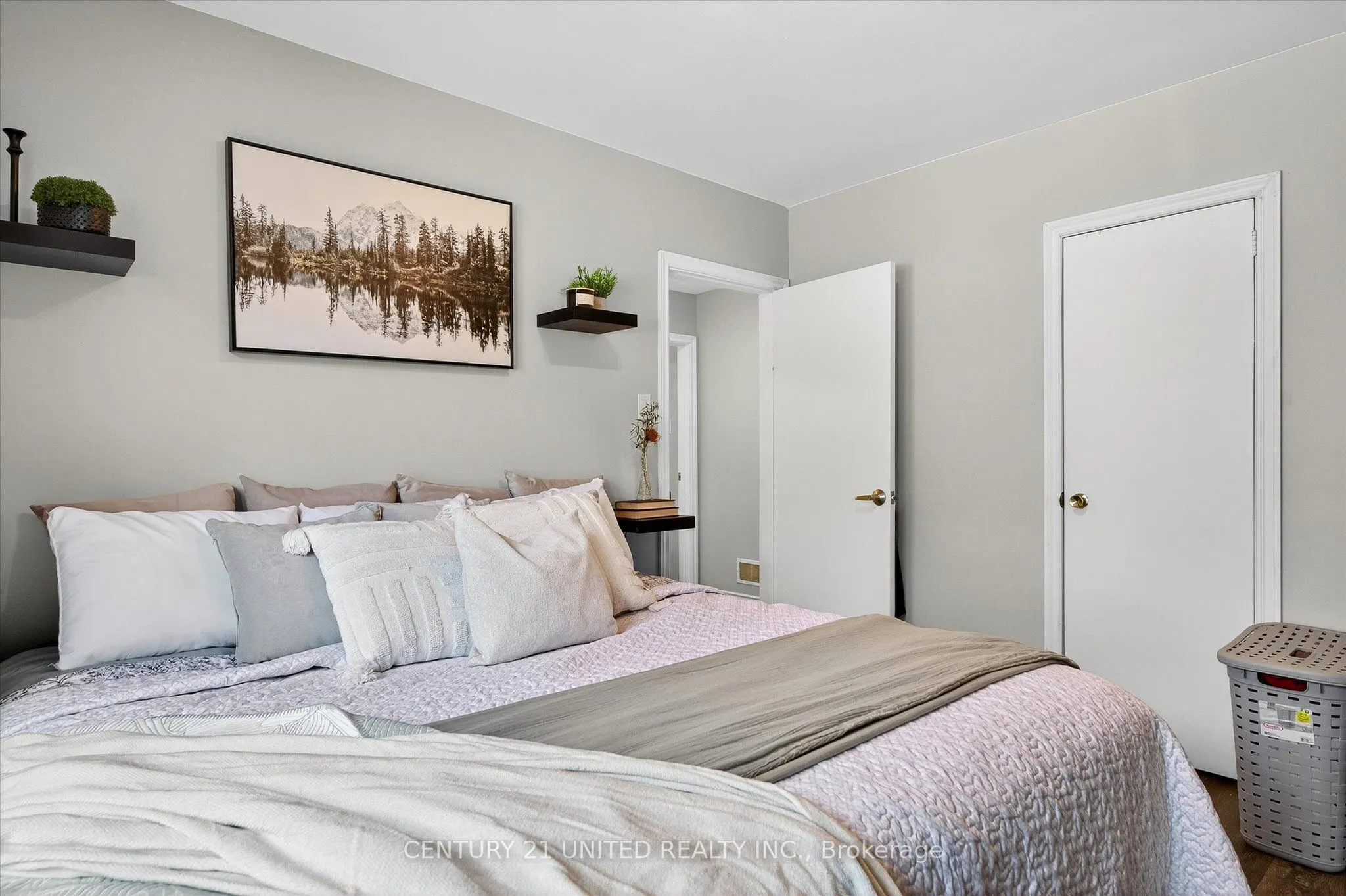 1037 Glebemount Crescent