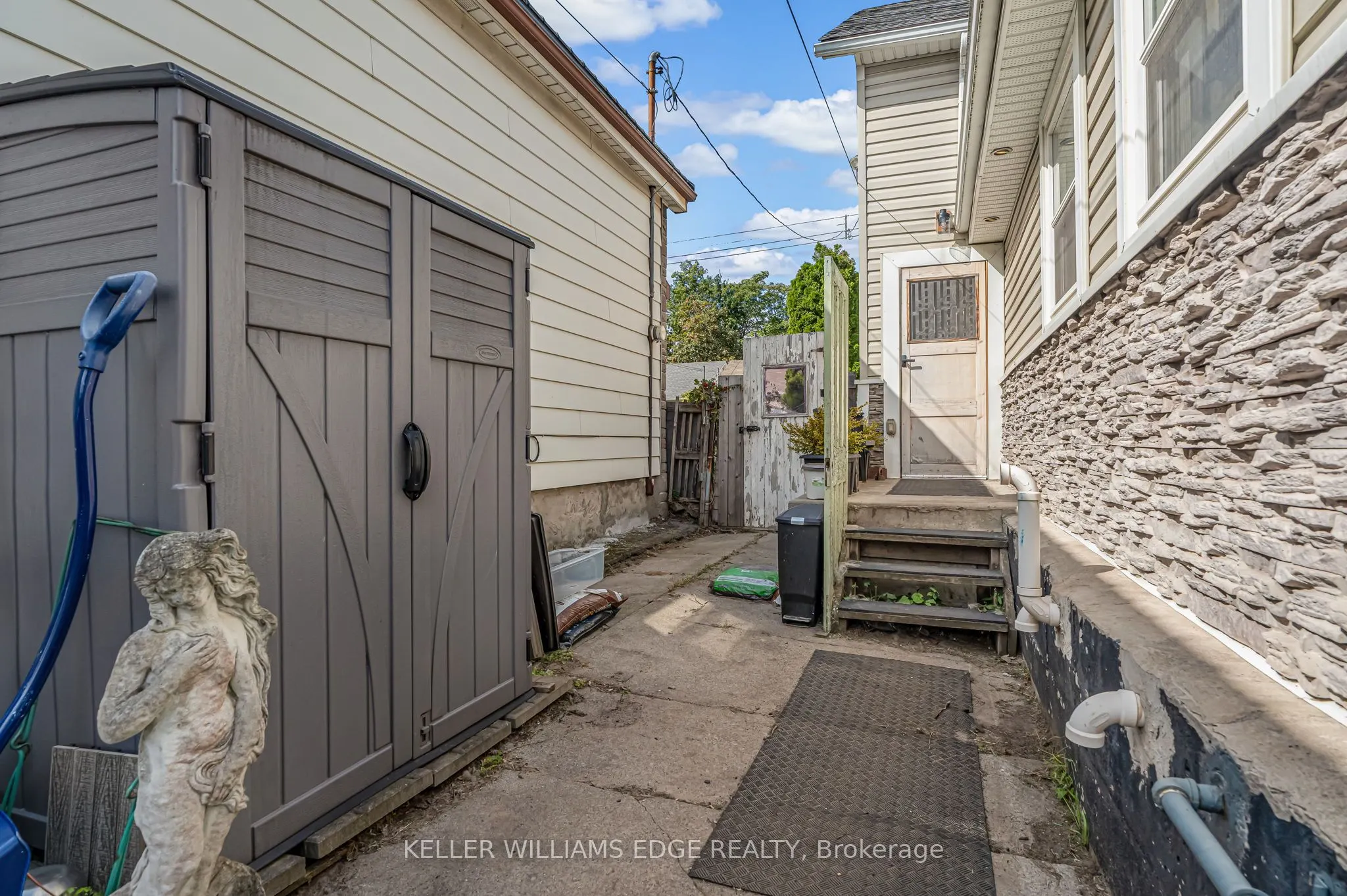 108 Emerald Street N