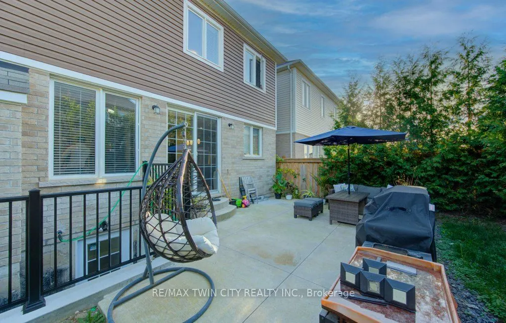 231 Grovehill Crescent