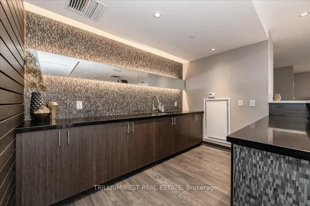 85 Duke Street W, #1702