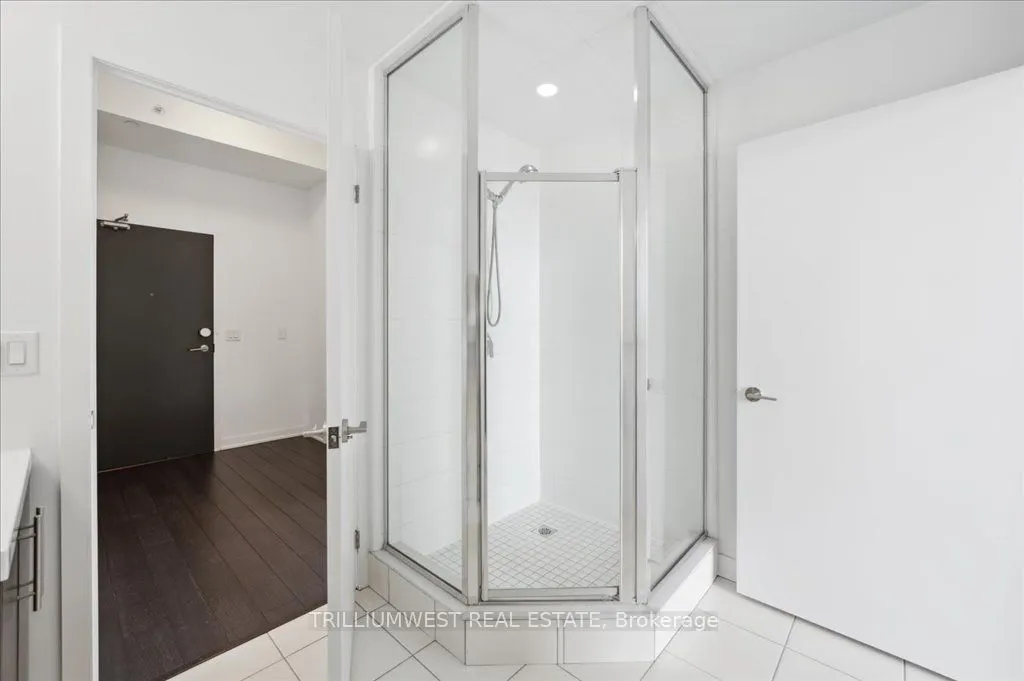 85 Duke Street W, #1702