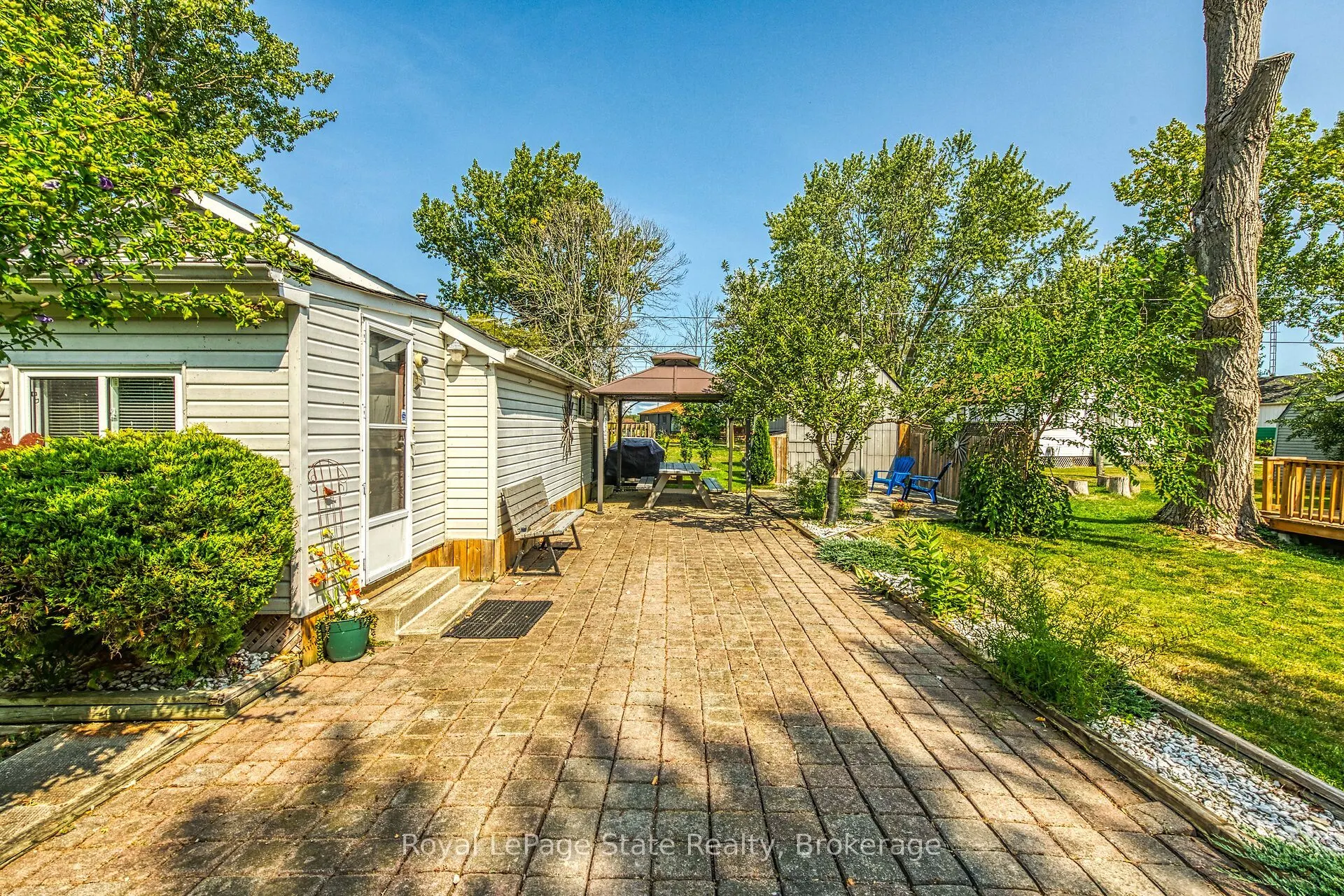 17 Maple Lane E