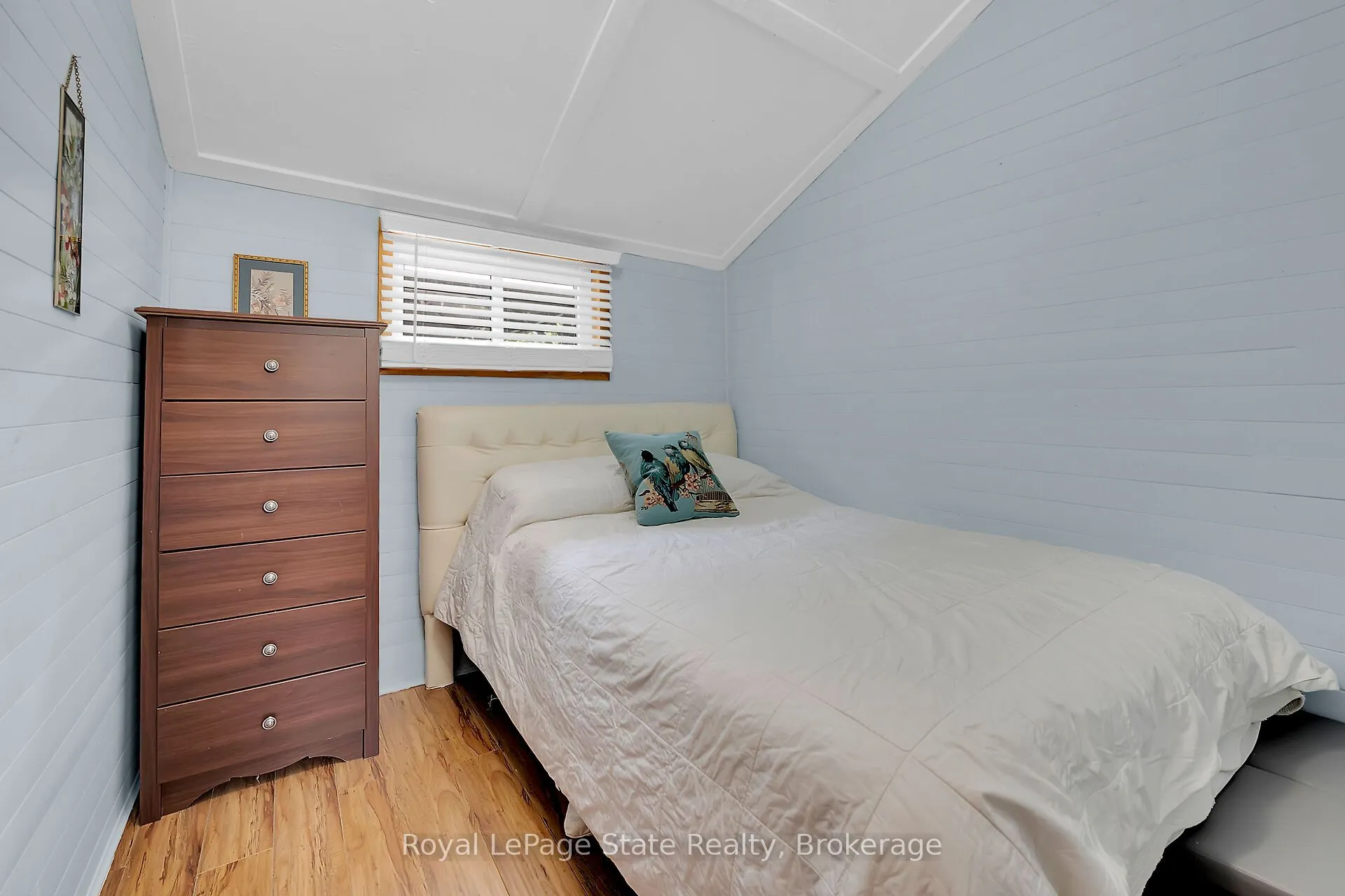 17 Maple Lane E