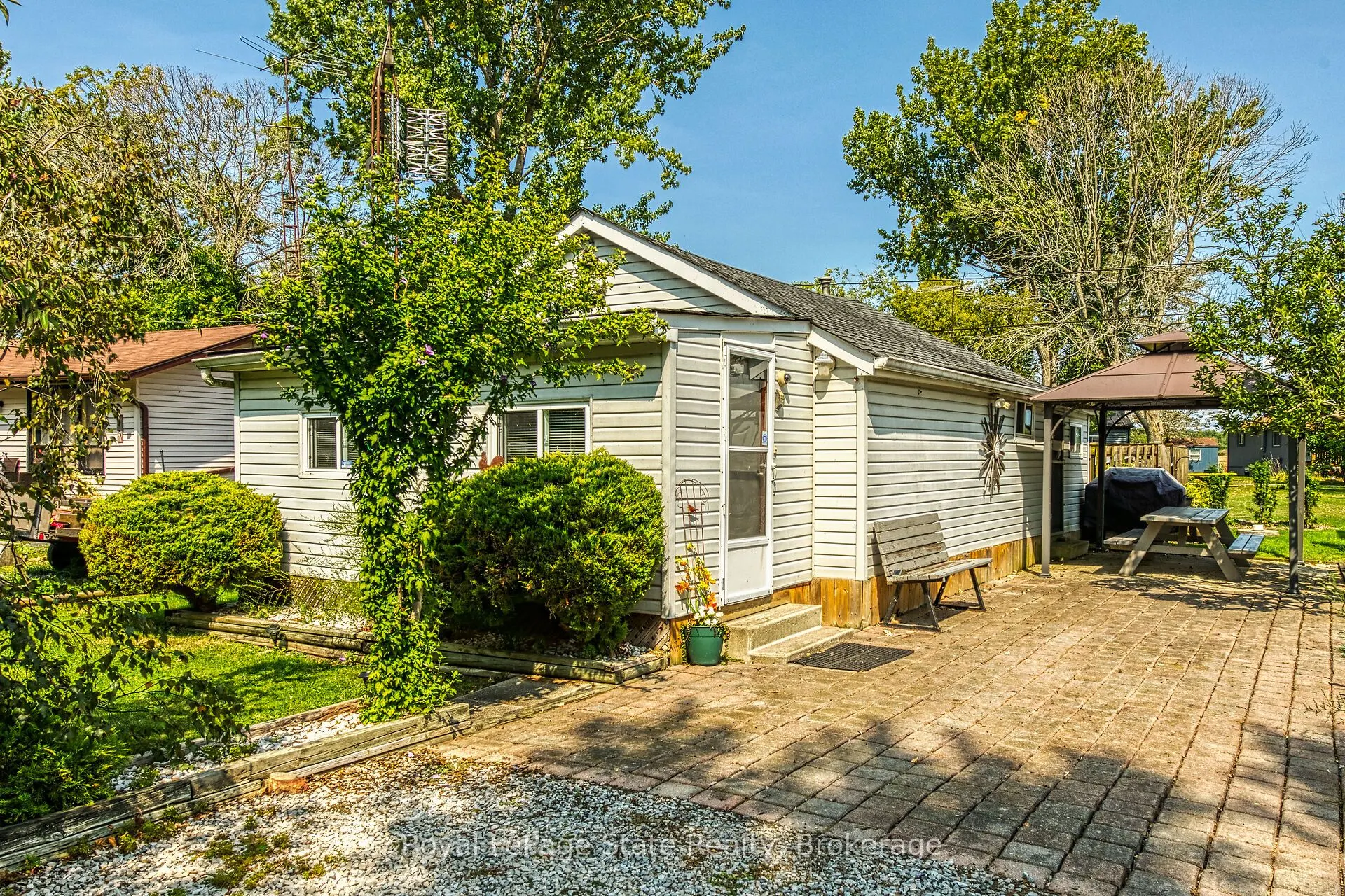17 Maple Lane E