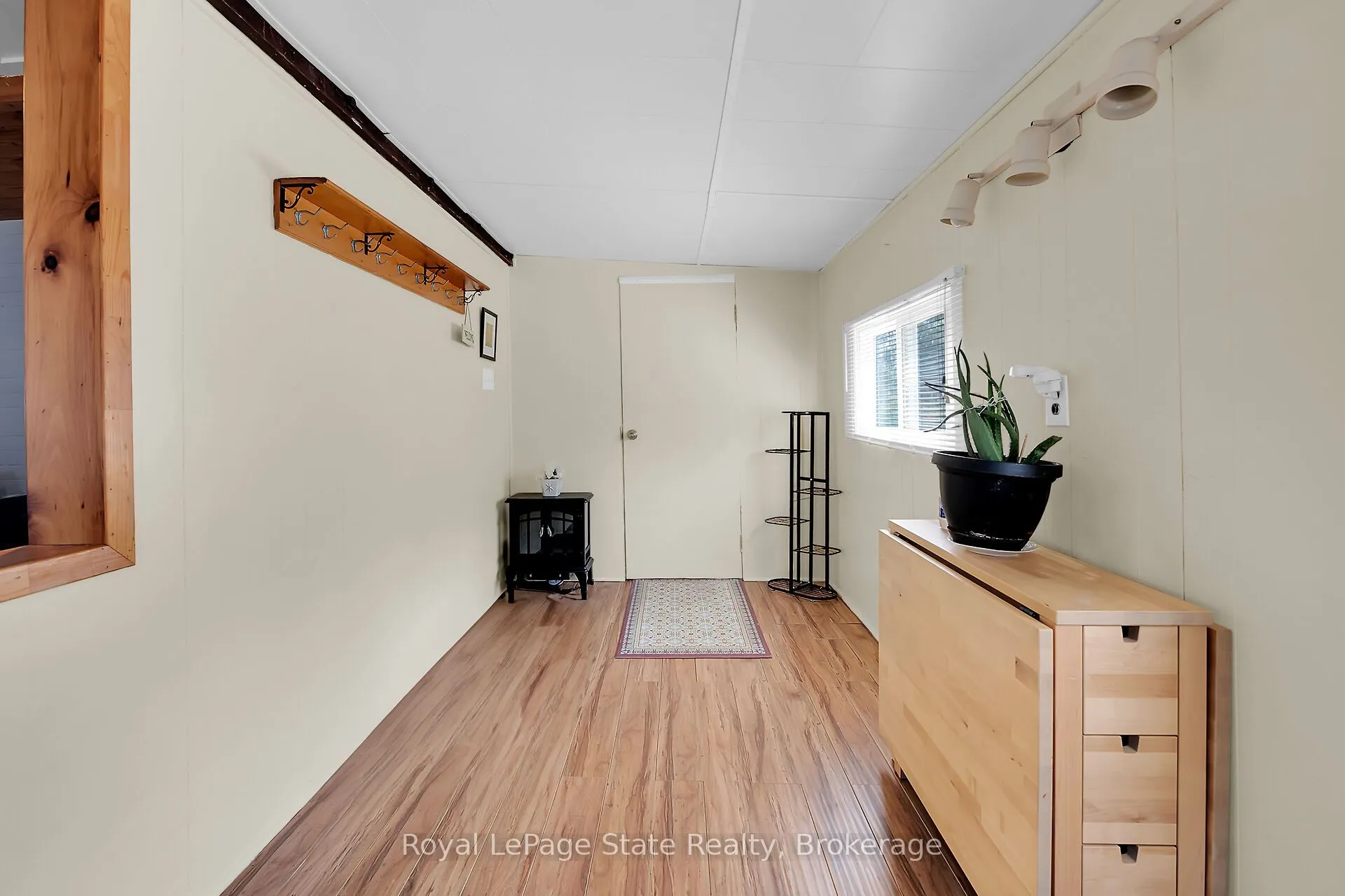 17 Maple Lane E