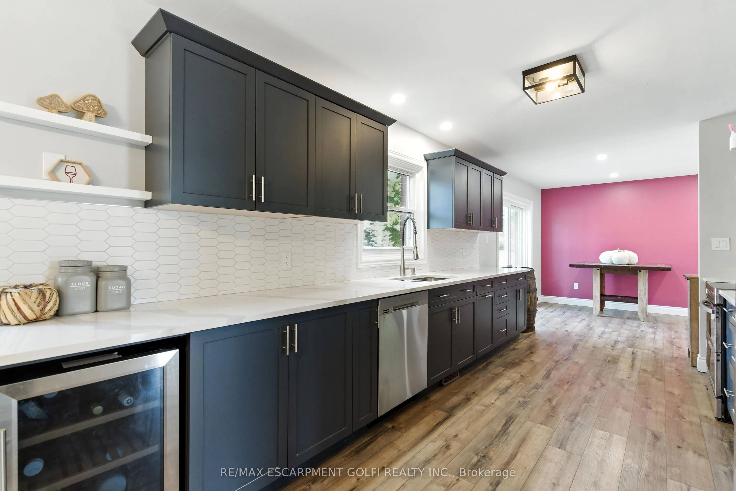31 Peel Street E