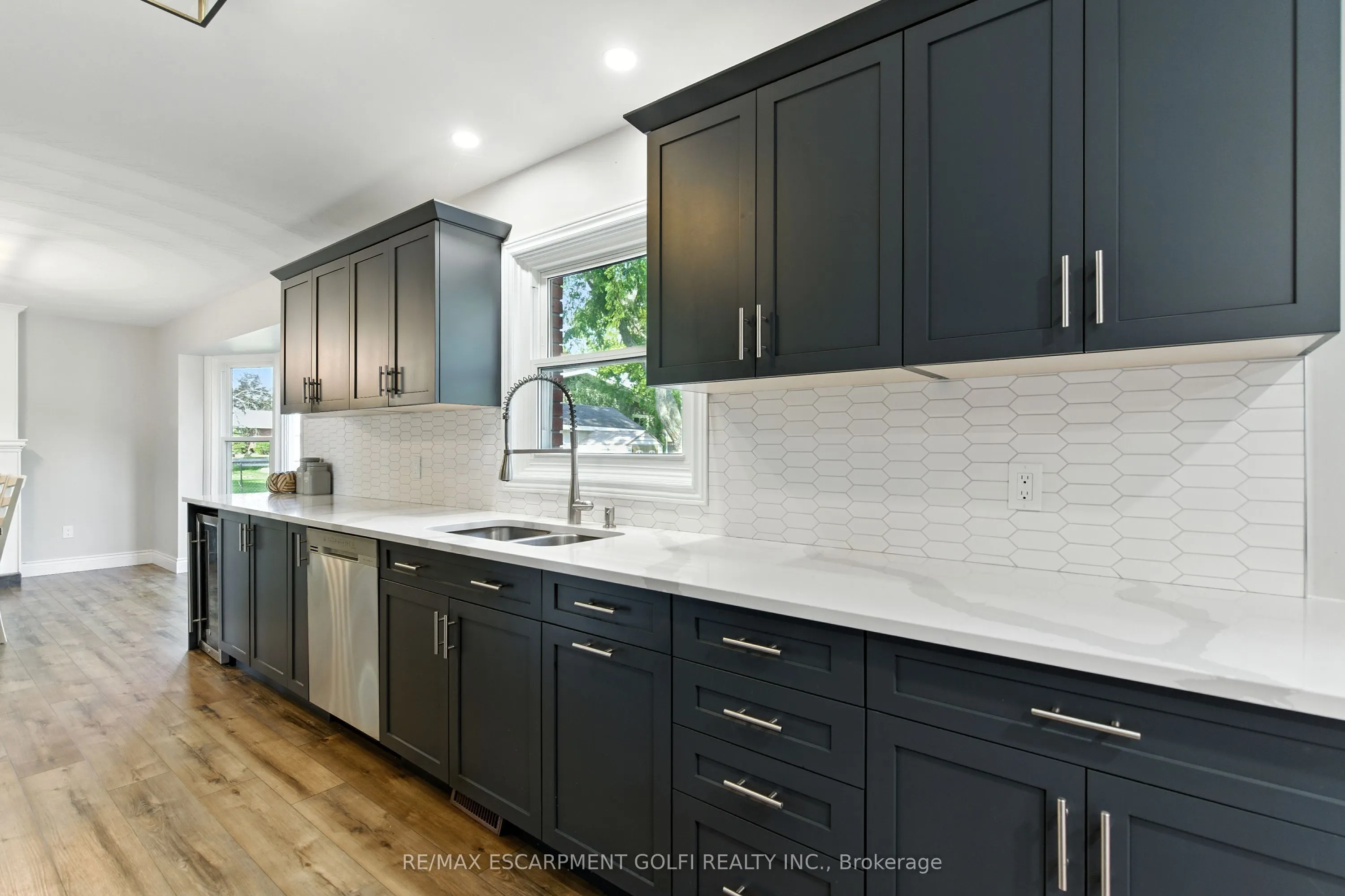 31 Peel Street E