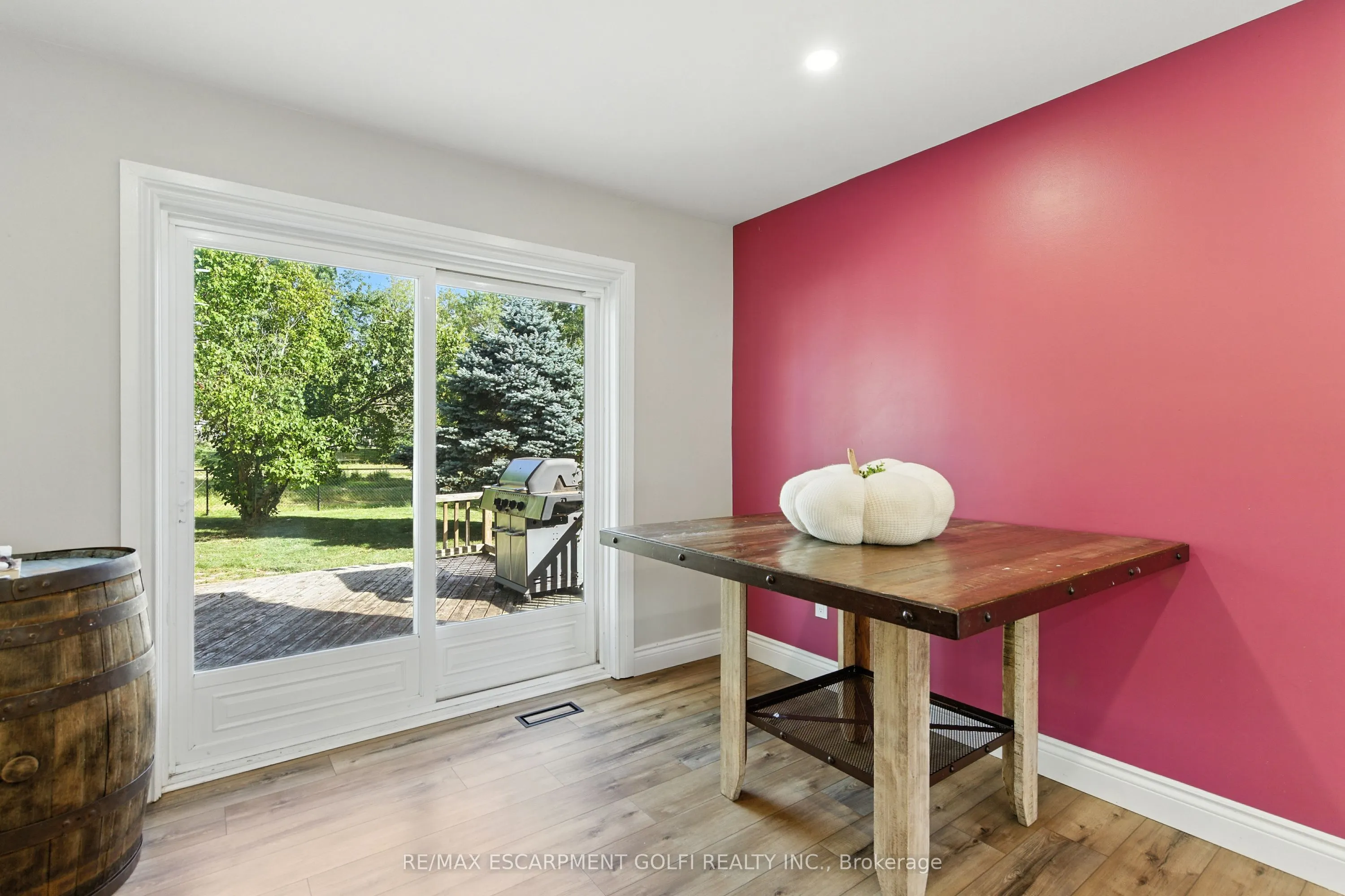 31 Peel Street E
