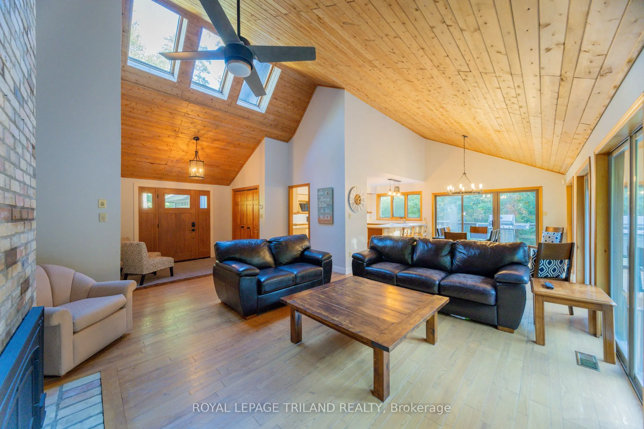 10395 PINETREE Drive
