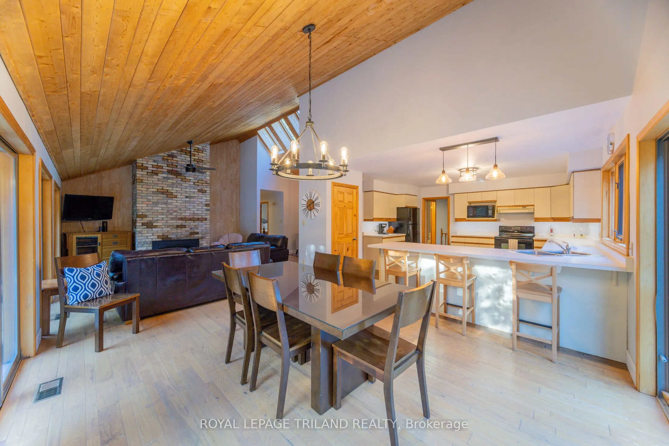 10395 PINETREE Drive