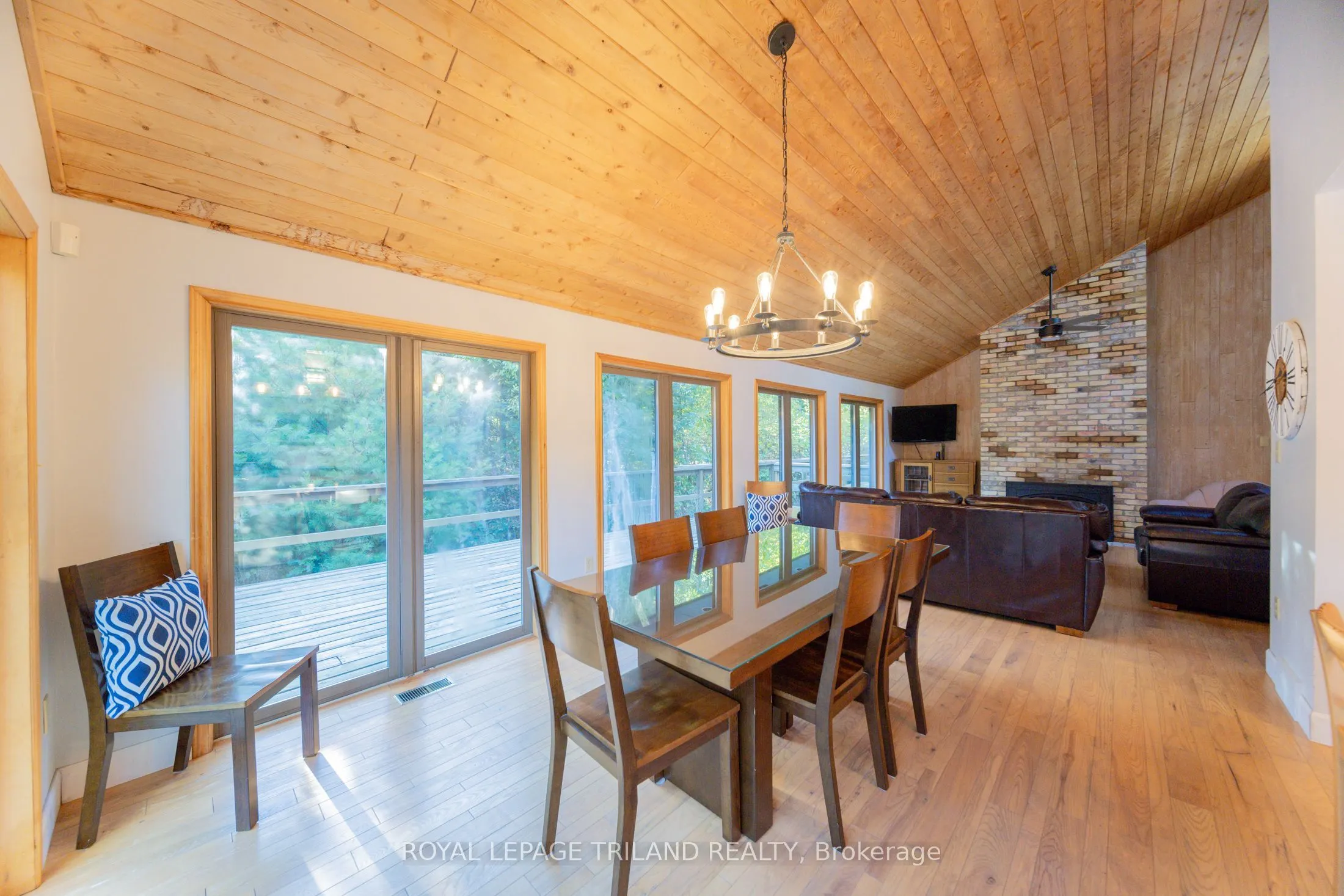 10395 PINETREE Drive