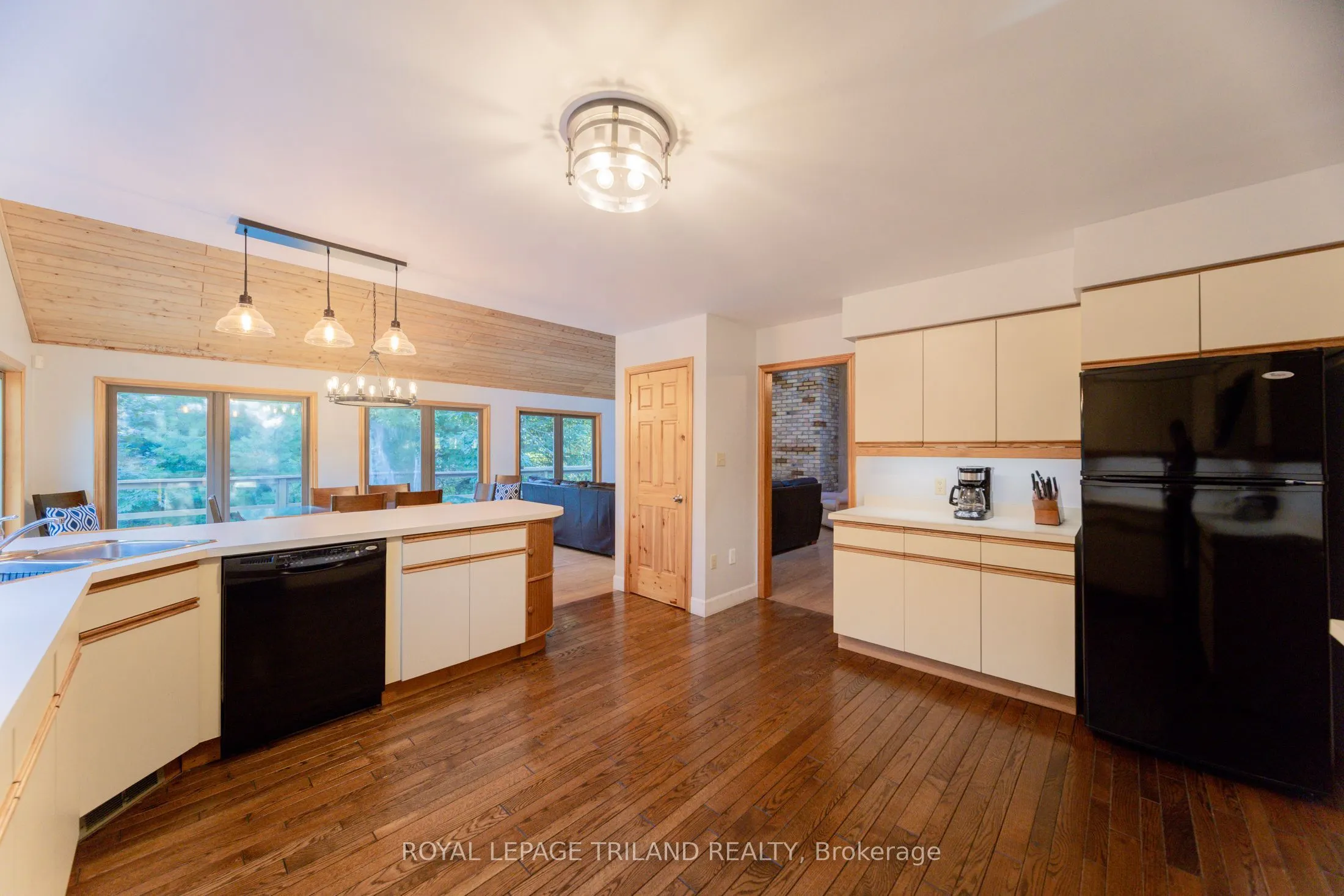 10395 PINETREE Drive
