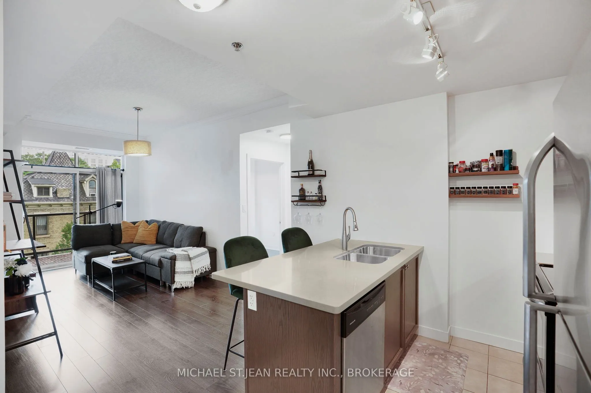 90 Charlton Avenue W, #304