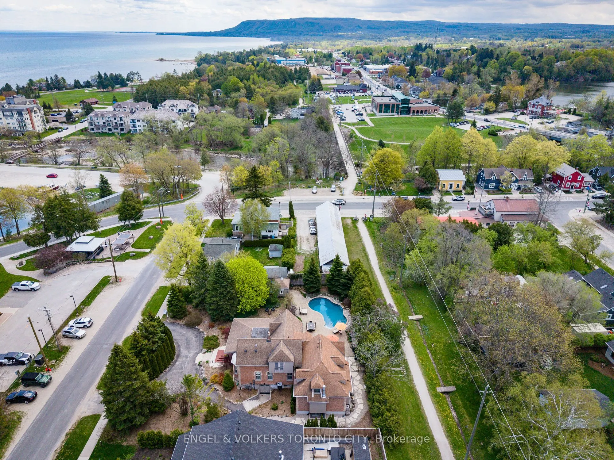 13 Huron Street W