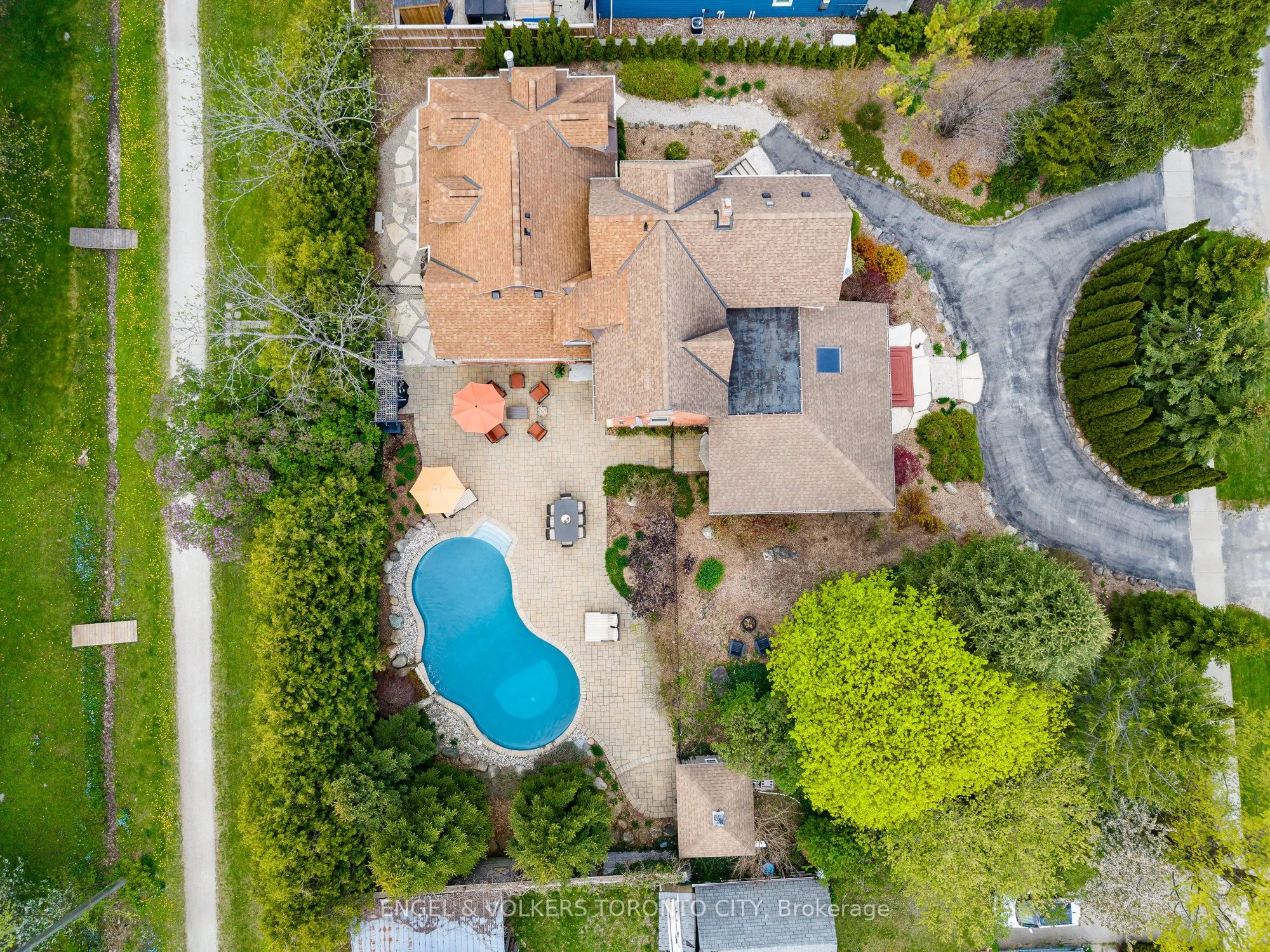 13 Huron Street W