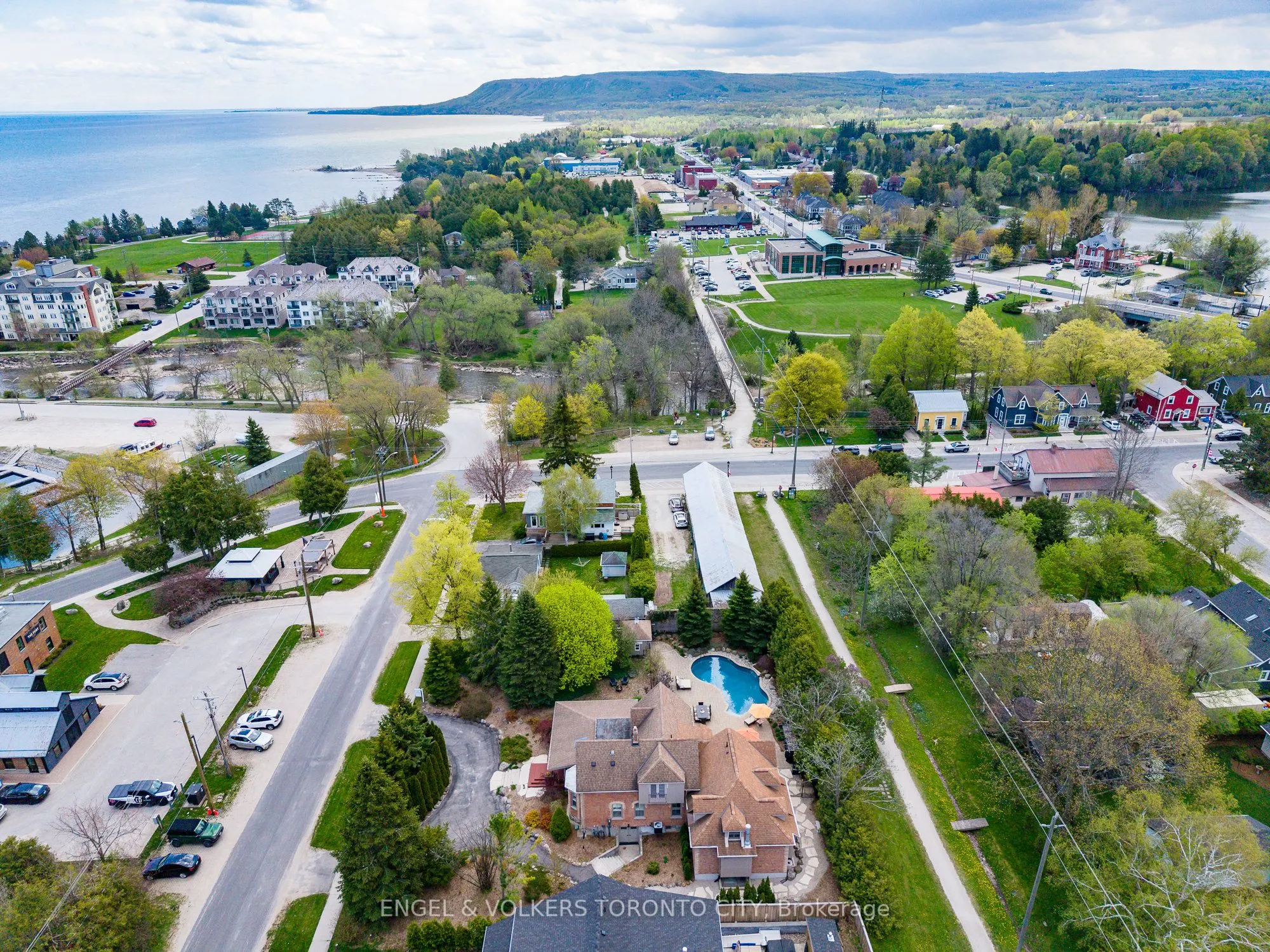 13 Huron Street W